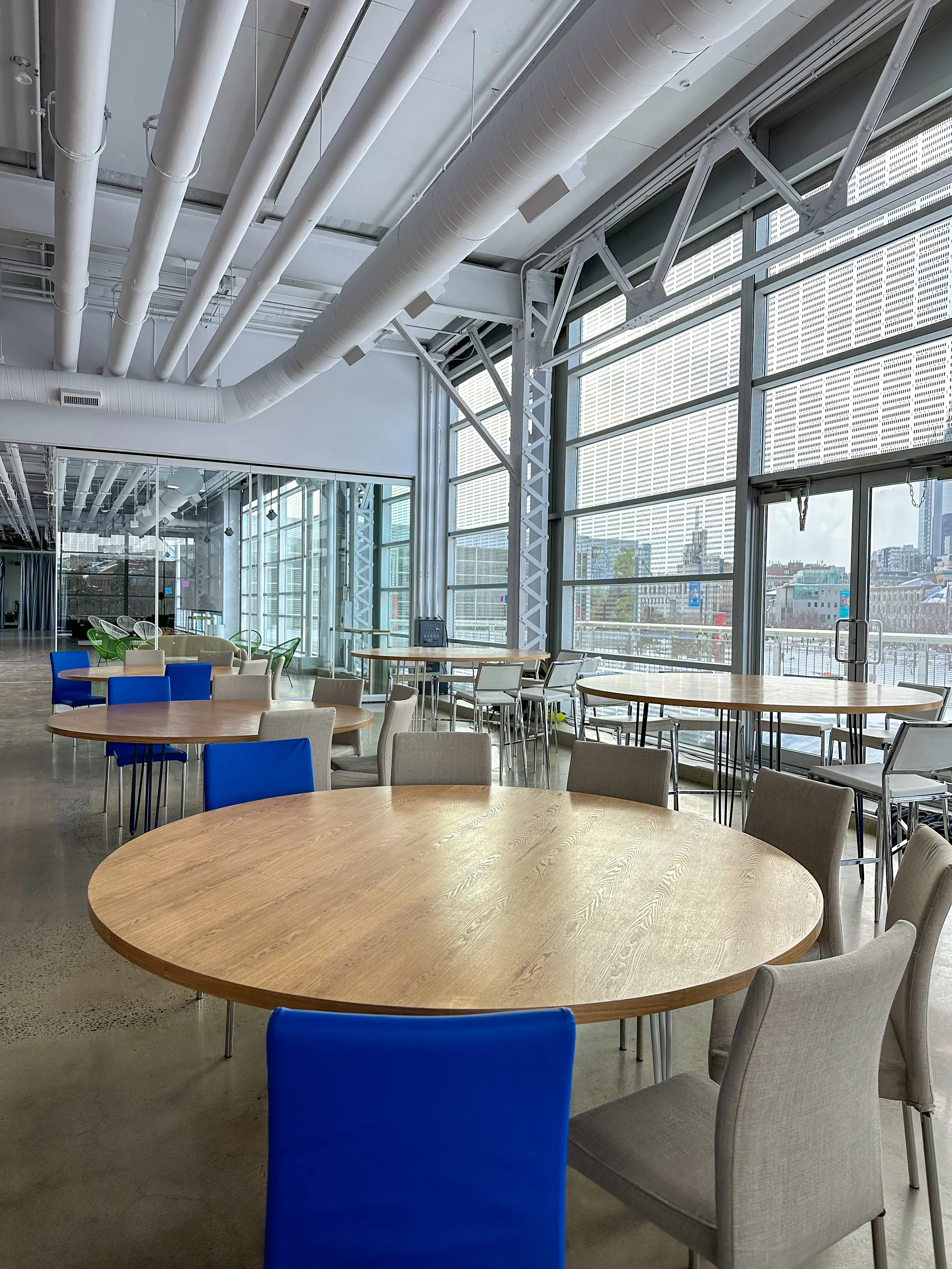 Oslo - Round banquet table - 70'' Dia x 30'' H - White & Amber wood used in the inspiration Cs Passerelle Perspective Oslo Milan Lin Bleu Broadway Blanc 3 EN