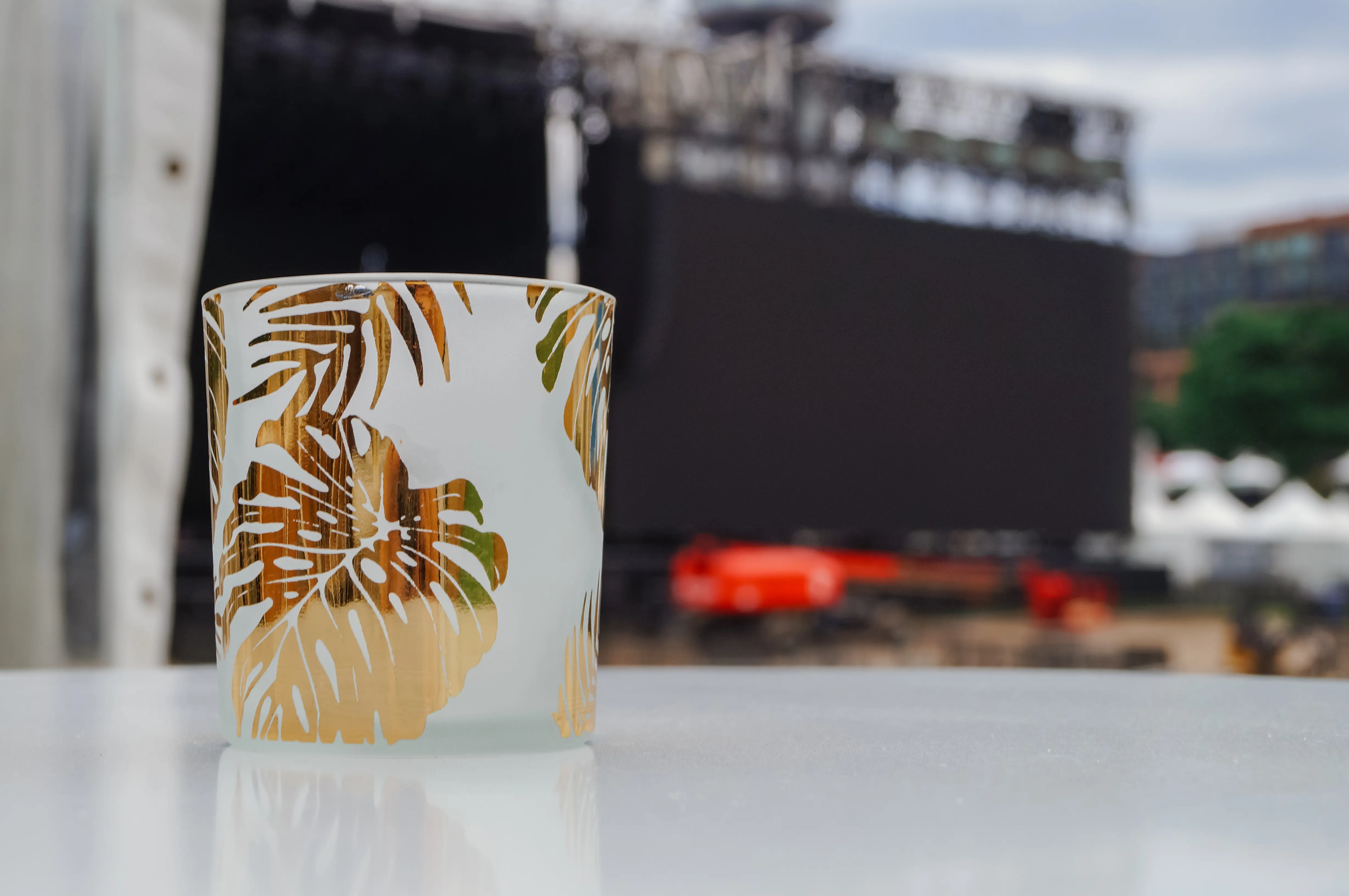 Monstera - Votive - 3’’ D x 3’’ H - Blanc givré & Or utilisé dans le cadre de la réalisation Votive 002 FR