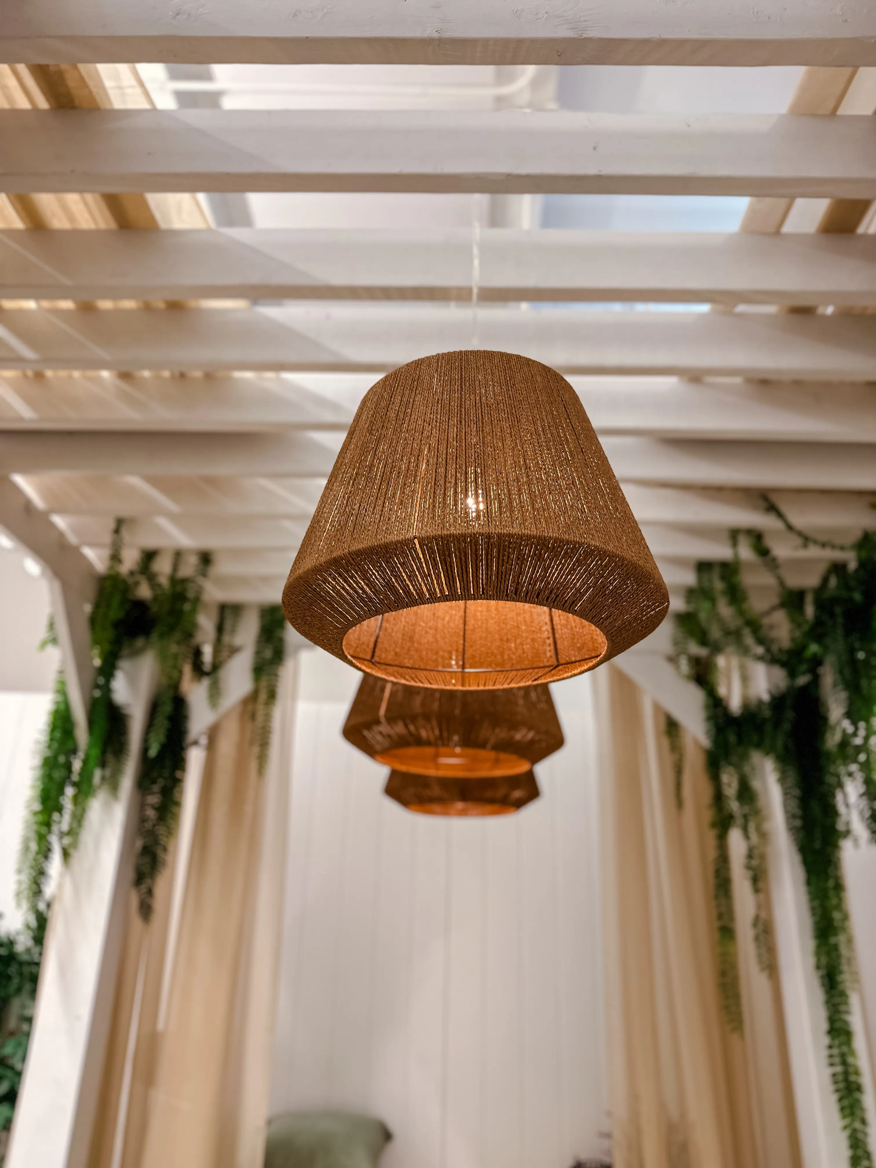 Madagascar luminaire - 17.75'' D x 19.75" H - Brun utilisé dans le cadre de la réalisation Grand Quai Pavillon Cape Town FR