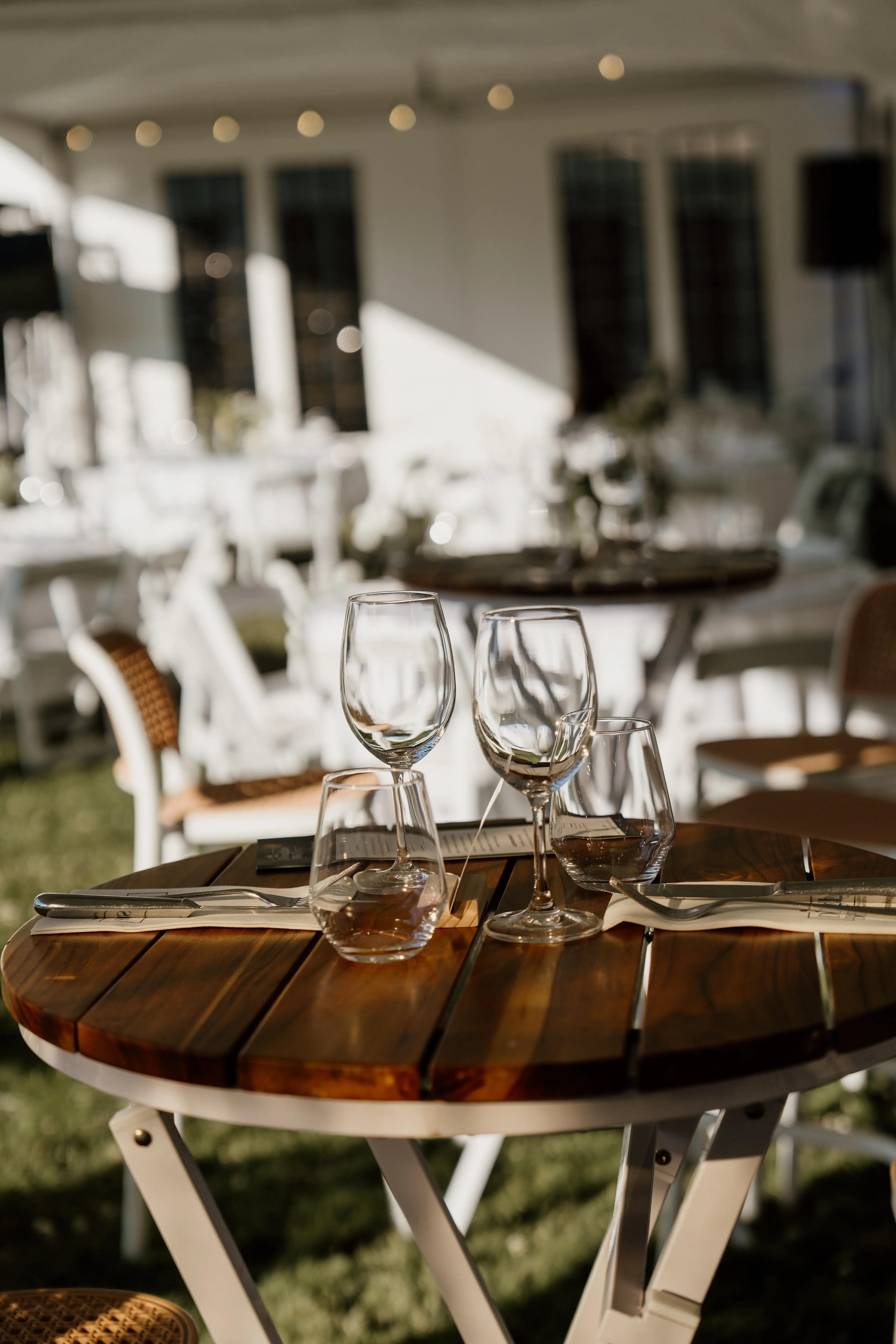 Capri - Table cocktail - Blanc & Bois brun utilisé dans le cadre de la réalisation Avp08522 FR