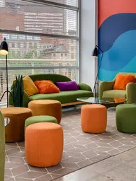 Paloma pouf - Petit - Vert mousse utilisé dans le cadre de la réalisation Cs Passerelle Perspective Charlotte Betty Vert Paloma Orange Miel Alvéole Lampe Kimono FR