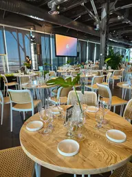 Oslo - Round Bistro table - 36'' Dia x 30'' H - White & Natural wood used in the inspiration Cs Belvédère Img 1933 EN