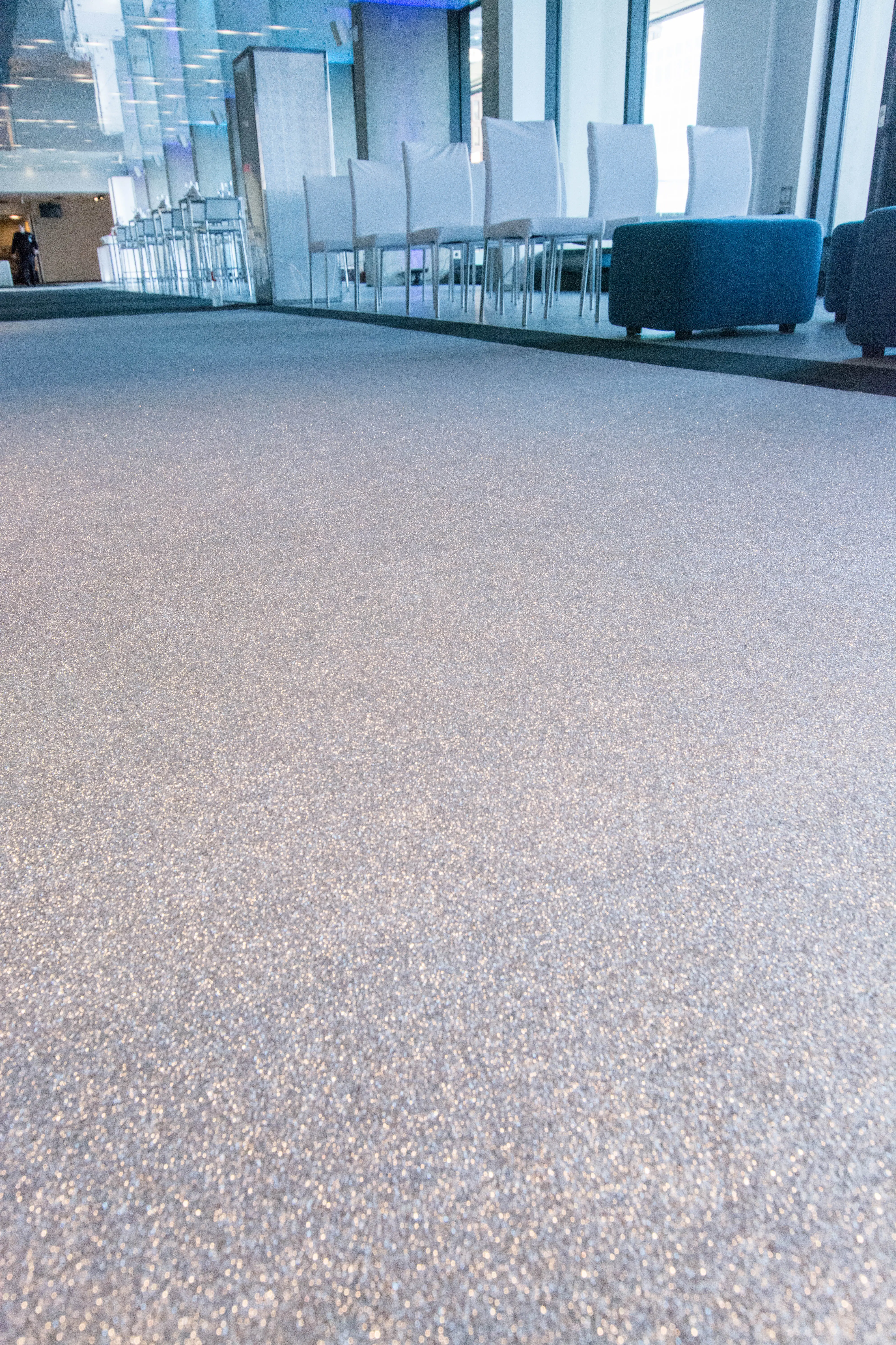 Milan chaise - Blanc utilisé dans le cadre de la réalisation Silver Glitter Carpet Aisle