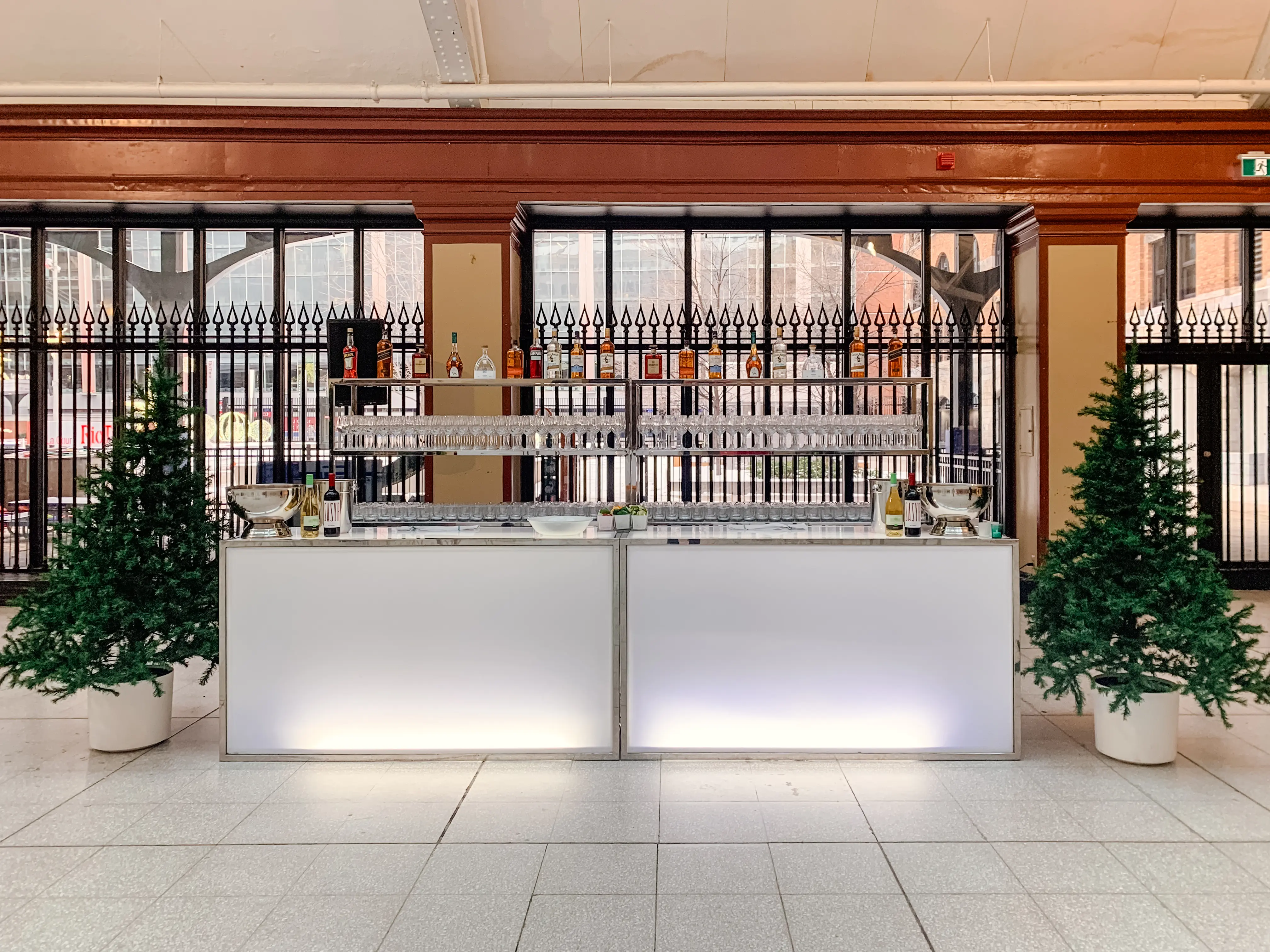 Monaco bar back - Assembly White used in the inspiration Gare Windsor Bar EN