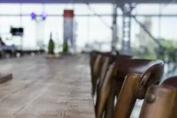 Bordeaux chaise - Bois brun utilisé dans le cadre de la réalisation Pub 6