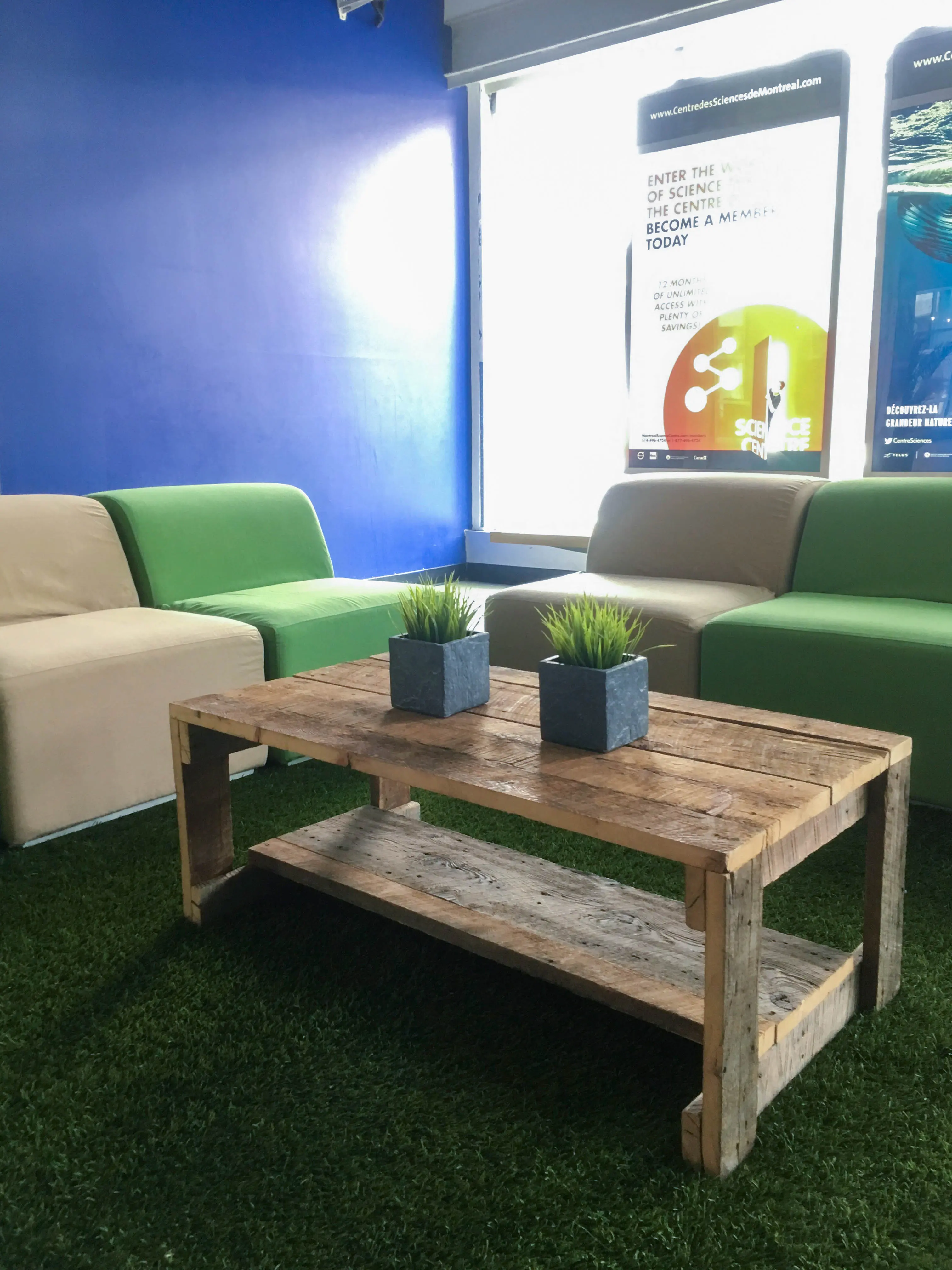Grass carpet - 10' L x 10' W - DFR used in the inspiration Lounge Fidji Vert Sable
