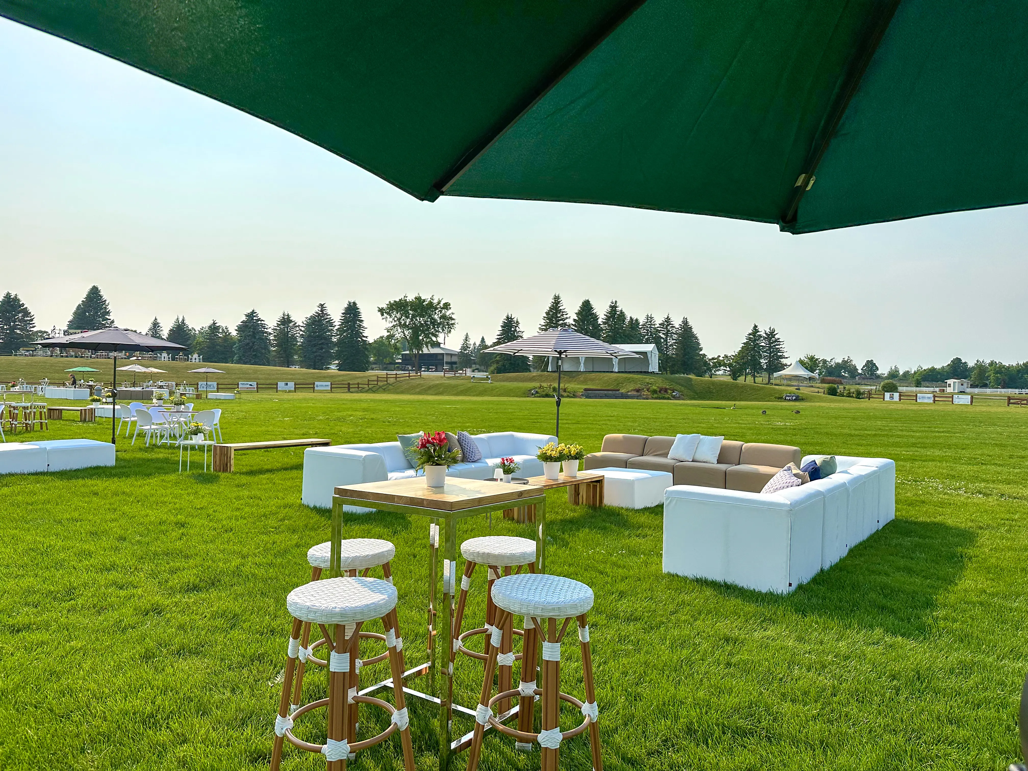 Atwater parasol - 9' D x 8' H - Vert utilisé dans le cadre de la réalisation Welsey Clover Park Img 2494 FR