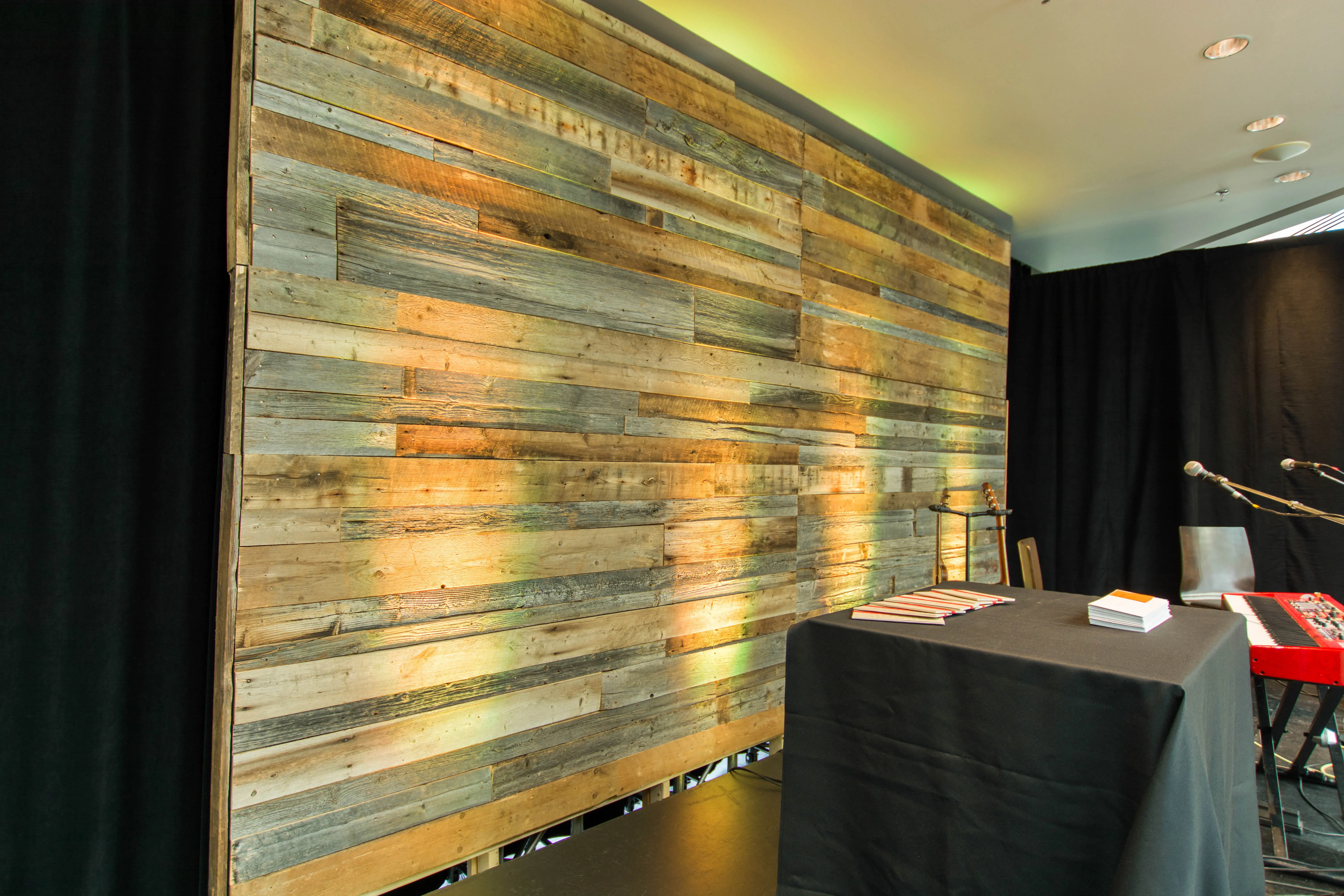 Mur - 4' L x 8' H - Bois de grange utilisé dans le cadre de la réalisation Mur Bois Evenement