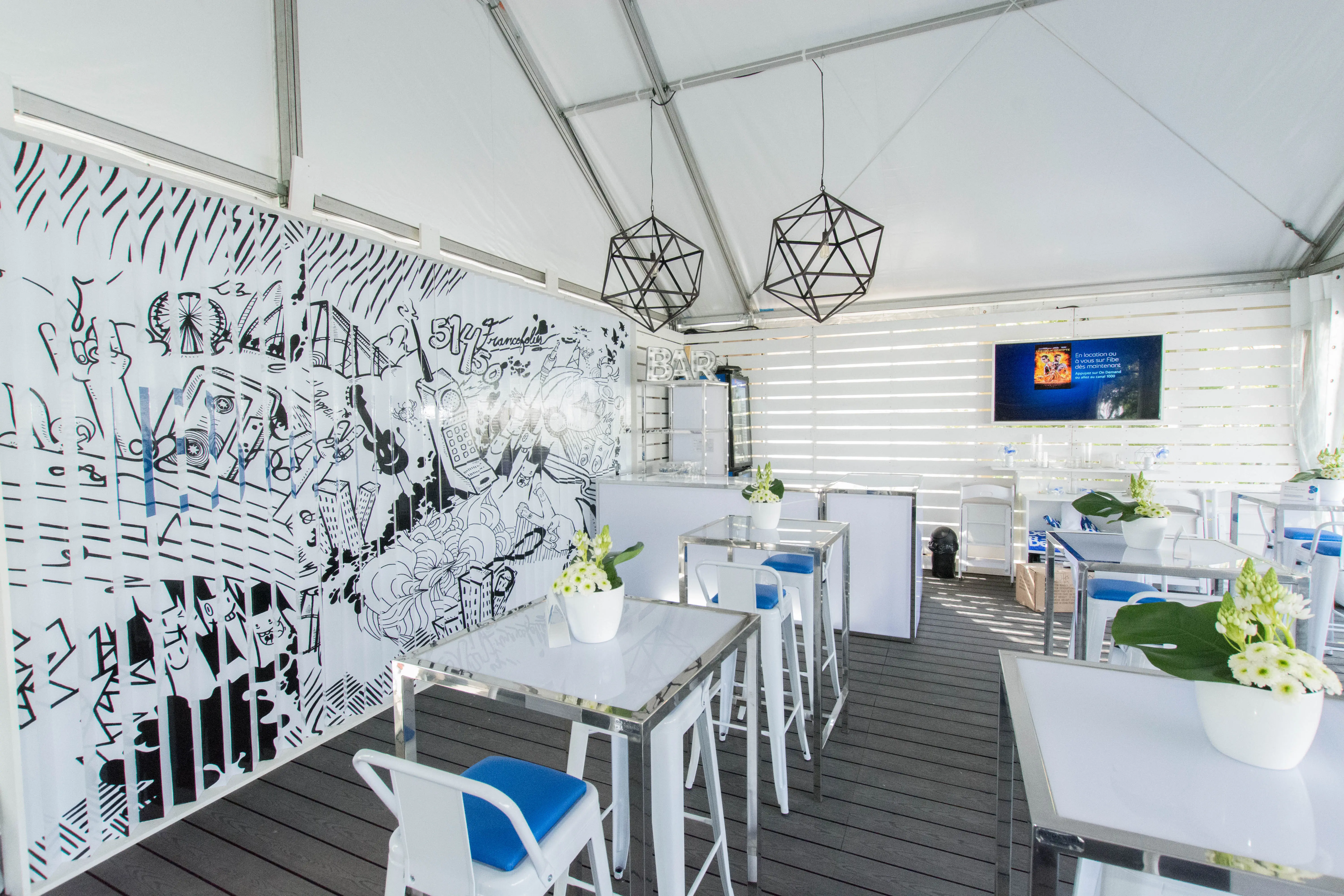Era luminaire - 28" D x 28" H - Rouille utilisé dans le cadre de la réalisation Cocktail Bar Loge Vip