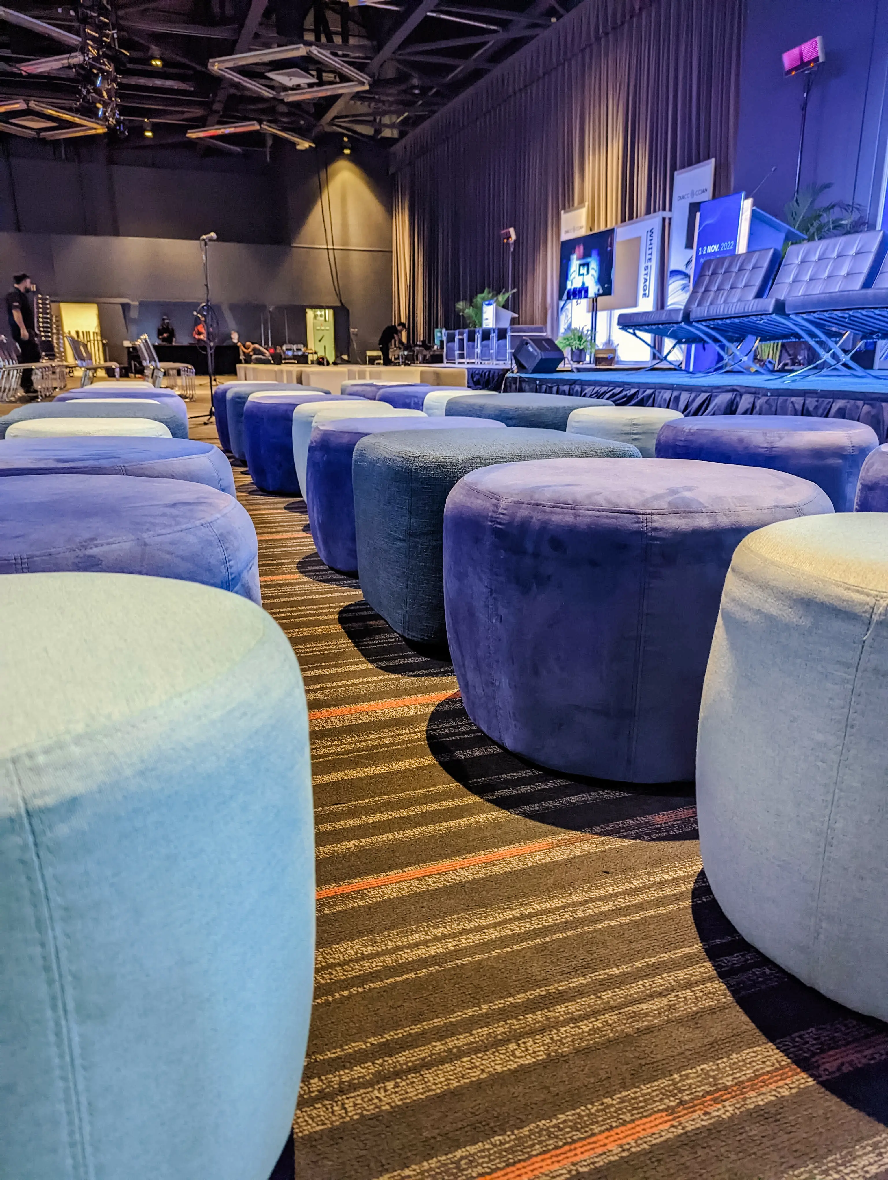 Paloma pouf - Grand - Bleu violet utilisé dans le cadre de la réalisation Palais Congès Paloma Malibu Bleu 3 FR