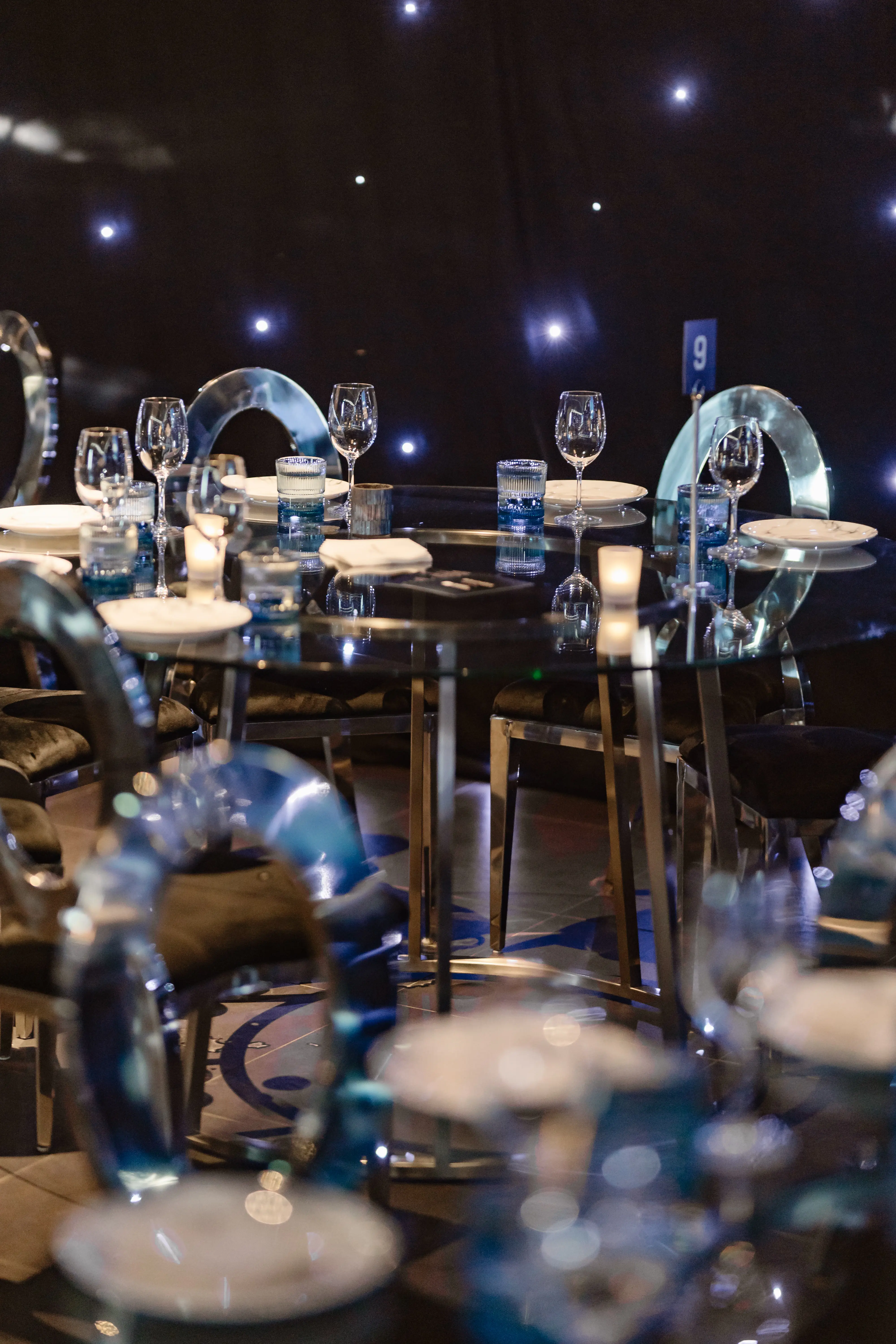 Olympe table banquet rond - 60'' D x 30'' H - Verre utilisé dans le cadre de la réalisation Oiq 240529 Arianne Nantel Gagnon Photographe36 FR