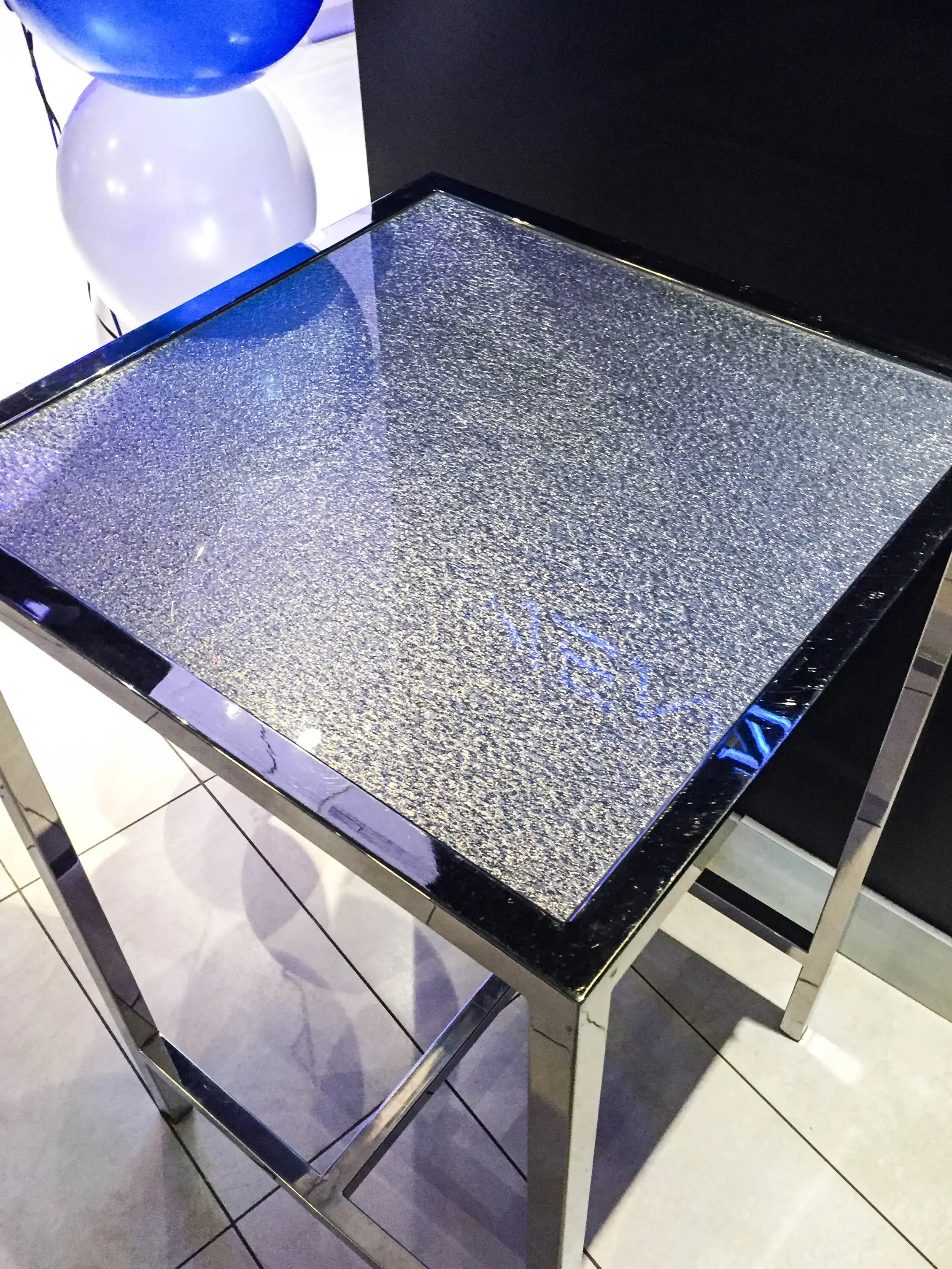 Tonic - Table cocktail - Stainless & Argent utilisé dans le cadre de la réalisation Tonic Argent