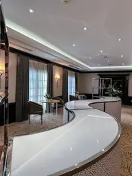 Manhattan bar - 8' 1/4 round - White used in the inspiration Ritz Bar Rond S EN
