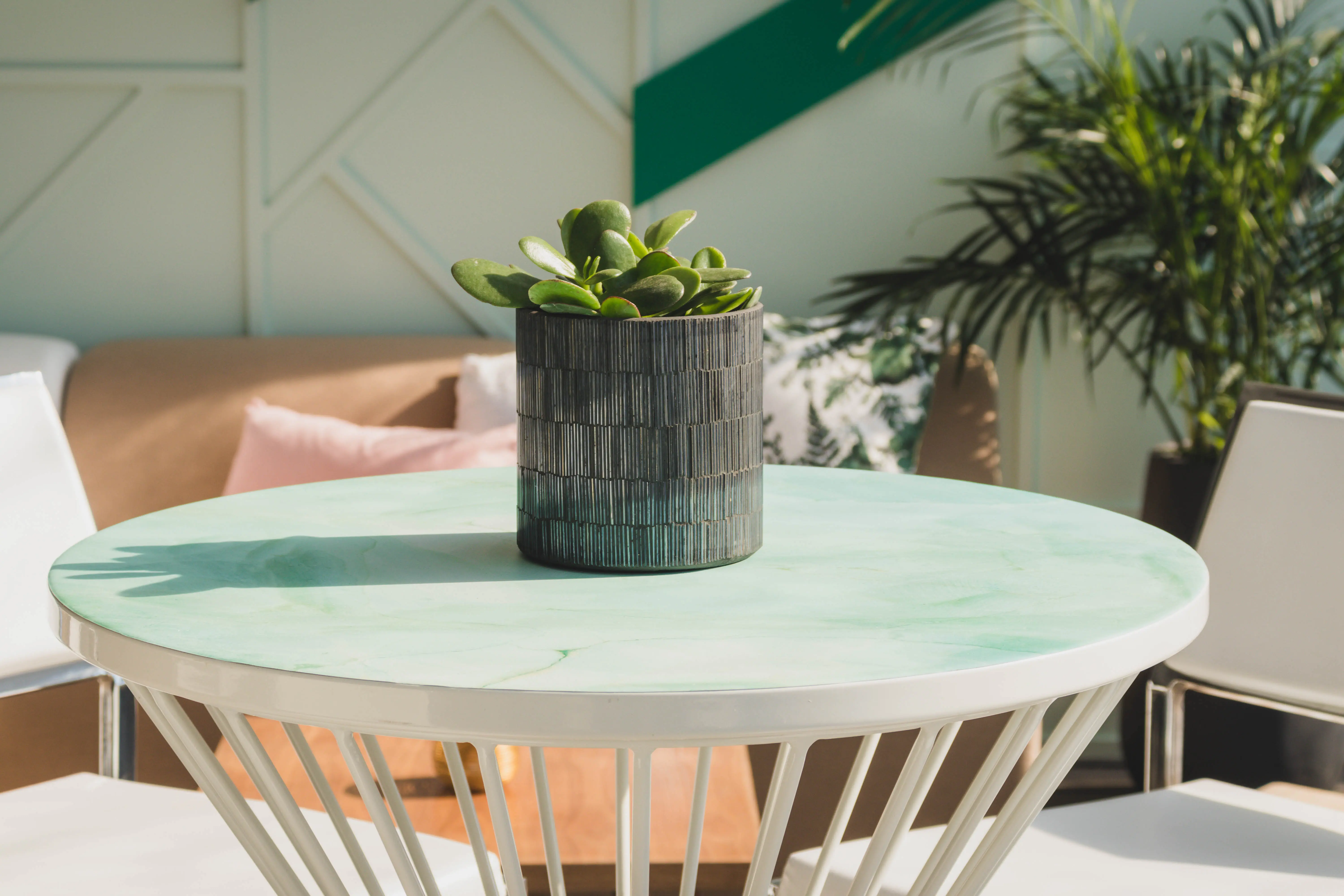 Soho - Table cocktail rond - 24'' D x 40" H - Blanc utilisé dans le cadre de la réalisation Cocktail Soho Impression Votive Mosaique