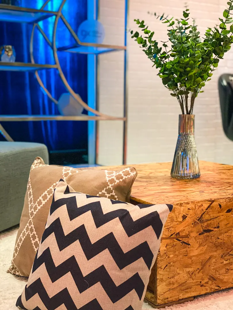 Noreply coffee table - 32" L x 32" W x 16" H - Brown wood used in the inspiration No Reply Versaille Dubai Coussin