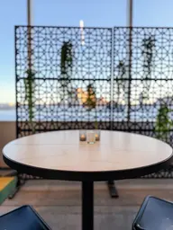 Sydney - Table cocktail rond - 24'' D x 40" H - Noir & Marbre blanc utilisé dans le cadre de la réalisation Grand Quai   Expérience 2025 Sydney Marbre Cadre 2 FR