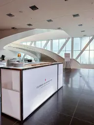 Manhattan bar - 6' - White used in the inspiration Mnbaq   Bar Blanc Impression EN