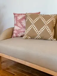 Coussin motif feuilles - 20" L x 20" l - Rose rétro utilisé dans le cadre de la réalisation Autres Coussin Rose Beige Motif Charlotte FR