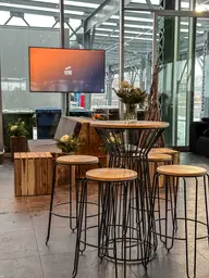 Litchi bar stool - Black & Light wood used in the inspiration Cs Belvédère Soho Noir Litchi Bois No Reply Nahla Feu EN
