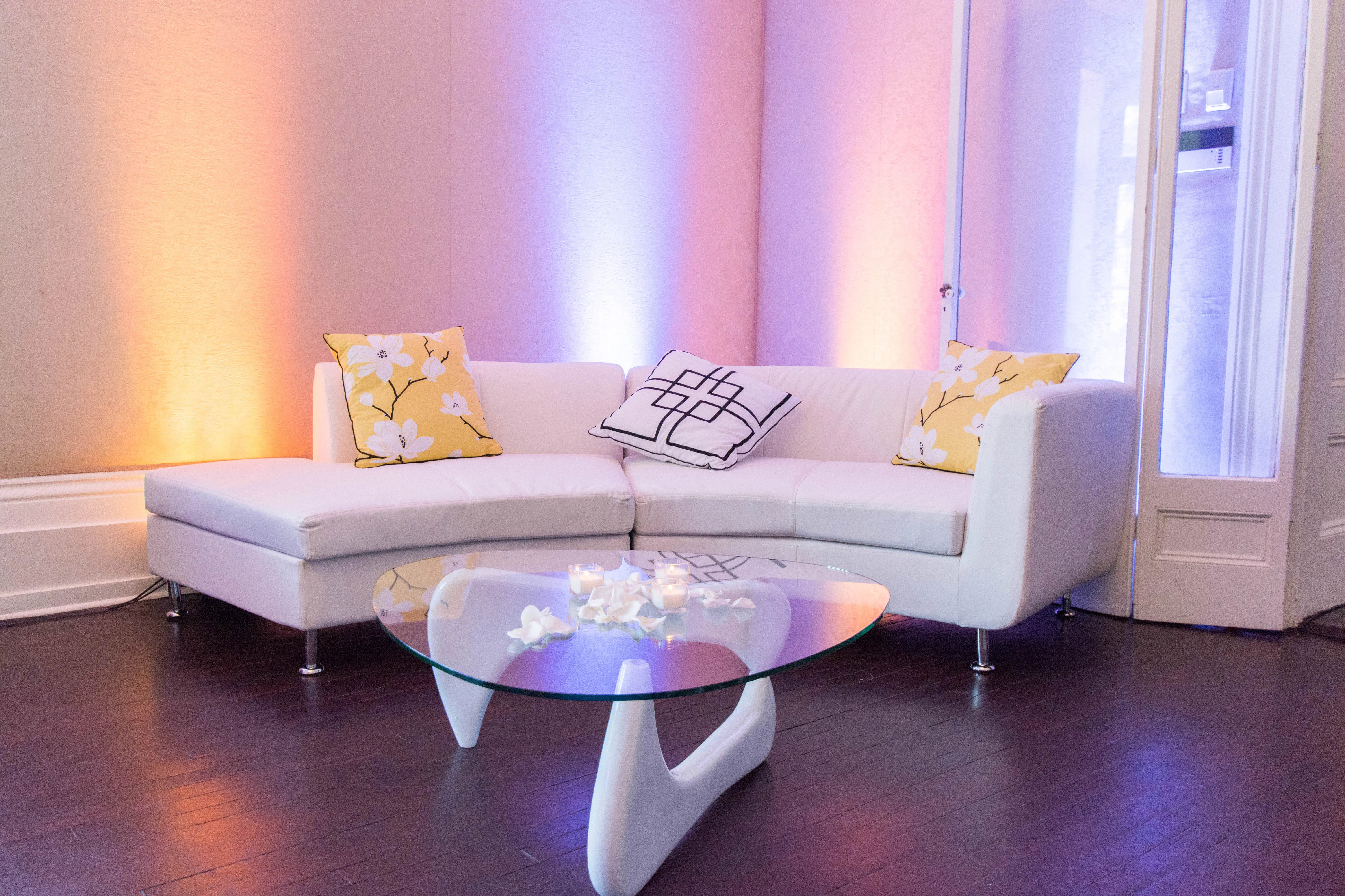 Kimono table basse - Blanc utilisé dans le cadre de la réalisation Cataraqui Mariage Sofa