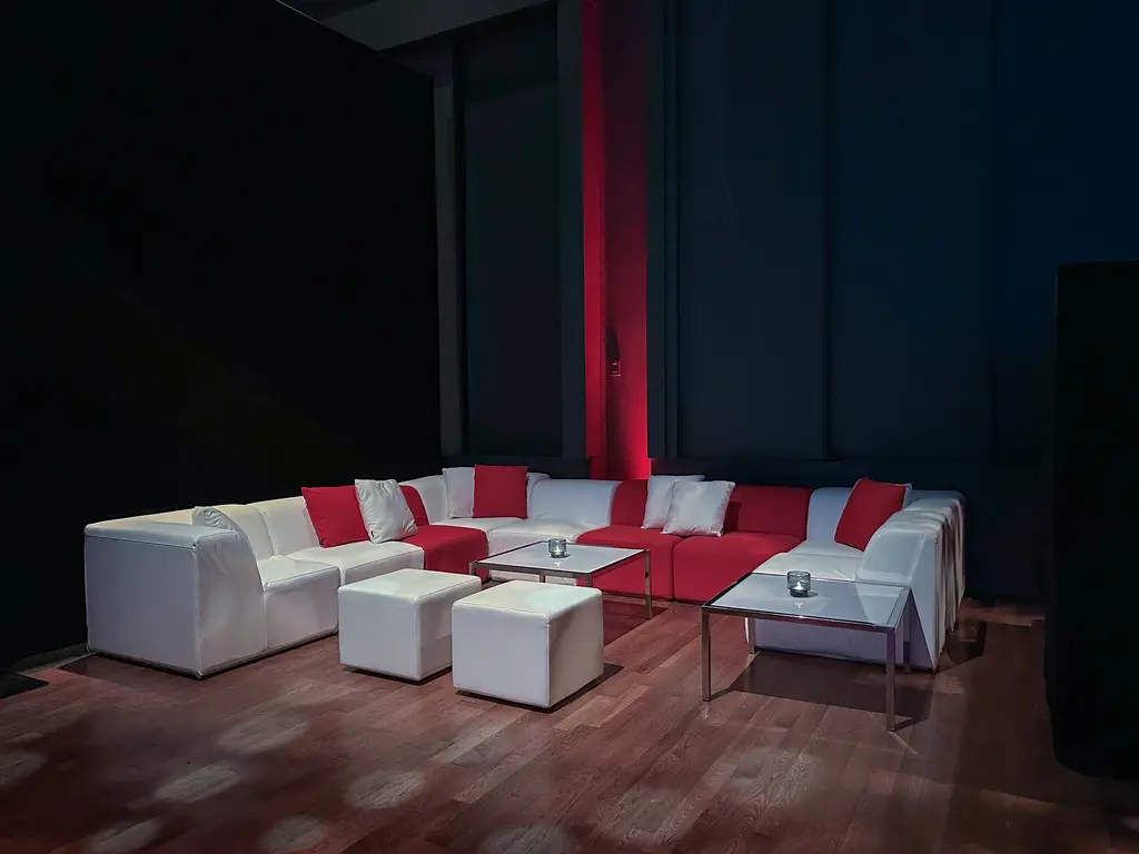 Cirque Eloize Lounge Fidji Blanc Rouge Mezzo EN