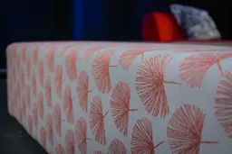 Fidji long banc - Fleuri - Blanc & Rose vermillon utilisé dans le cadre de la réalisation Banc Fleuri