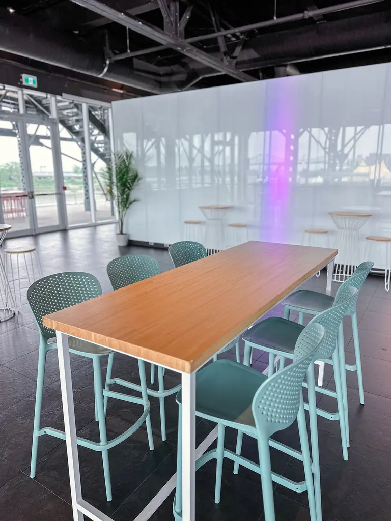Centre Des Sciences Belvédère Table Commune Tonic Blanc Bowie Bleu2 EN