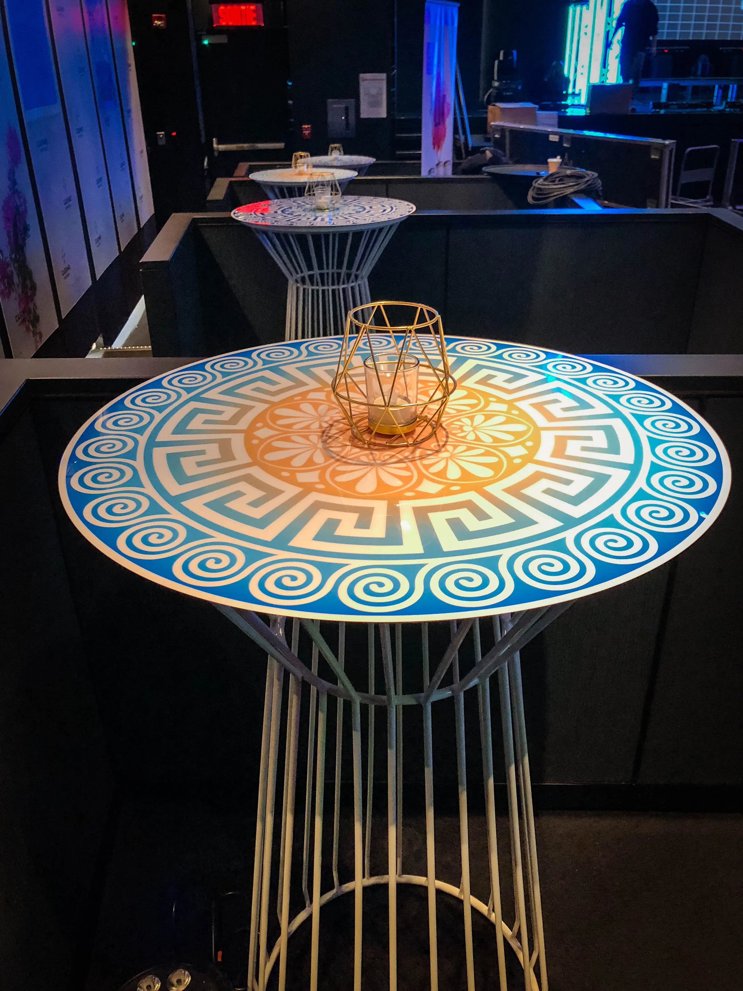 Diamant - Votive - 4.5" D x 5.5" H - Or utilisé dans le cadre de la réalisation Impression Table Soho