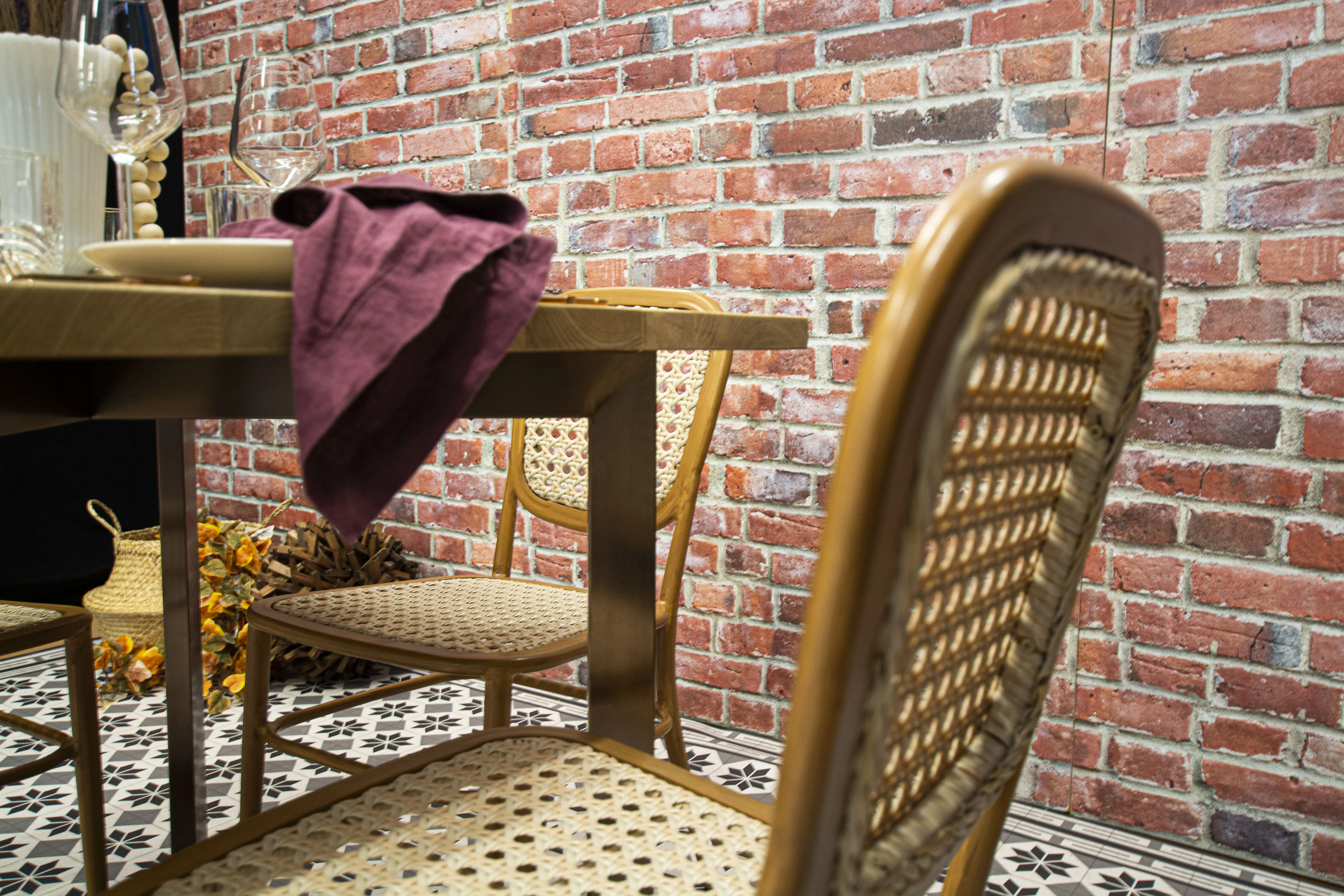 Provence - Chaise - Brun & Blanc utilisé dans le cadre de la réalisation Table Victoria Chaise Provence Mur Brique Rouge Plancher Beau Prelart 2