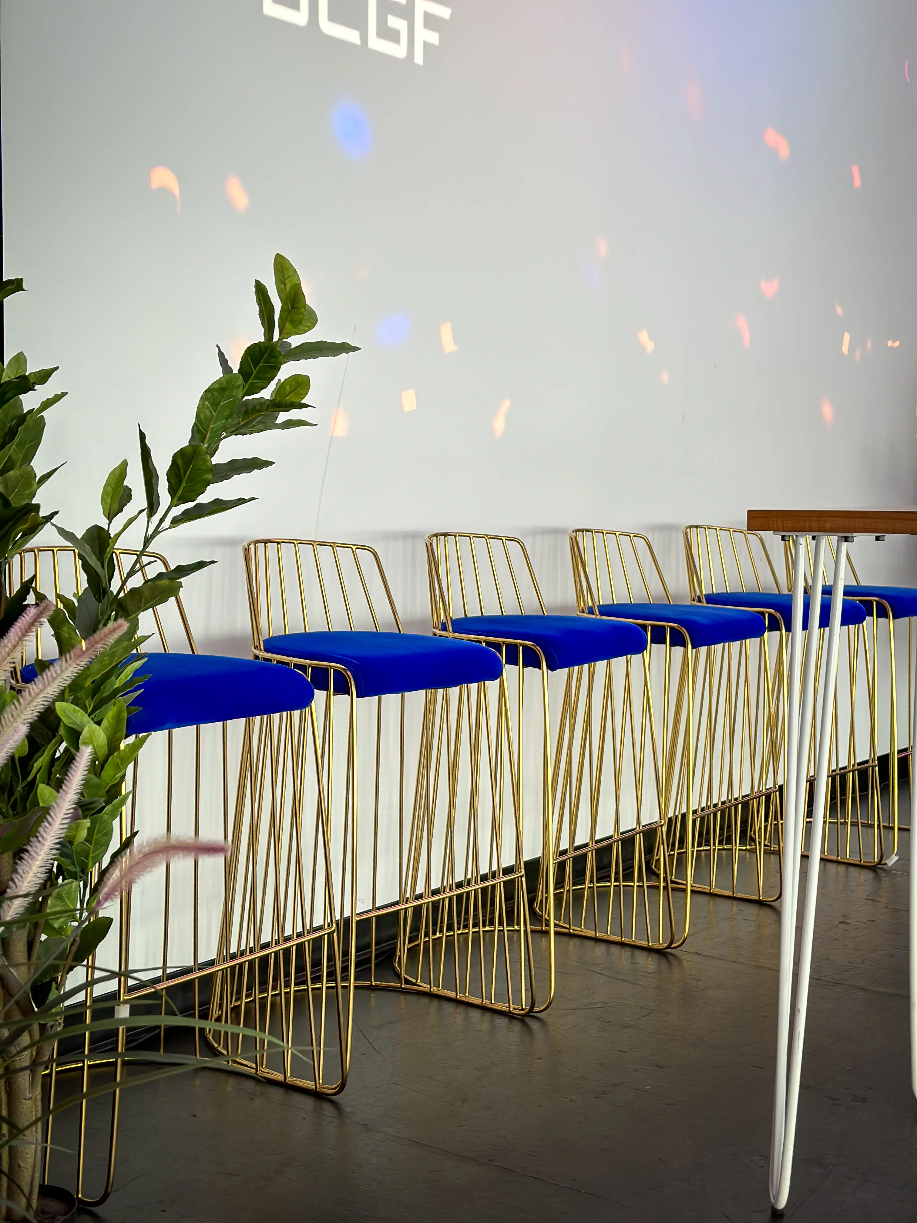 Alexandria stool - Assembly Blue used in the inspiration Cs Passerelle Perspective Plante Alexandria Bleu EN