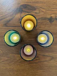 Moody - Votive - 1.75" D x 2.5" H - Prune utilisé dans le cadre de la réalisation Votive Couleur FR