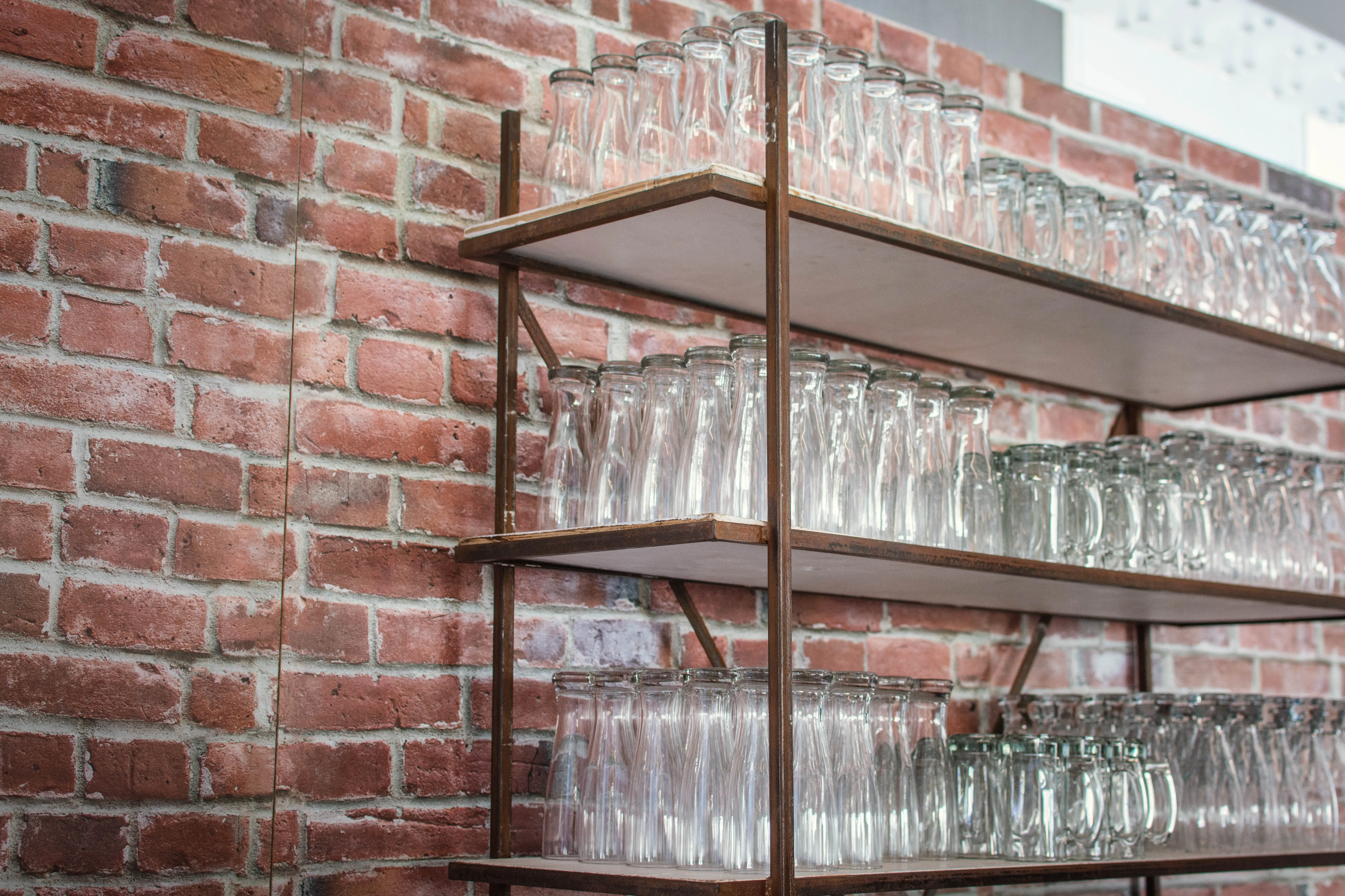 Bronx bar back - Rusty metal - White wood used in the inspiration Etagere Hampton Vintage