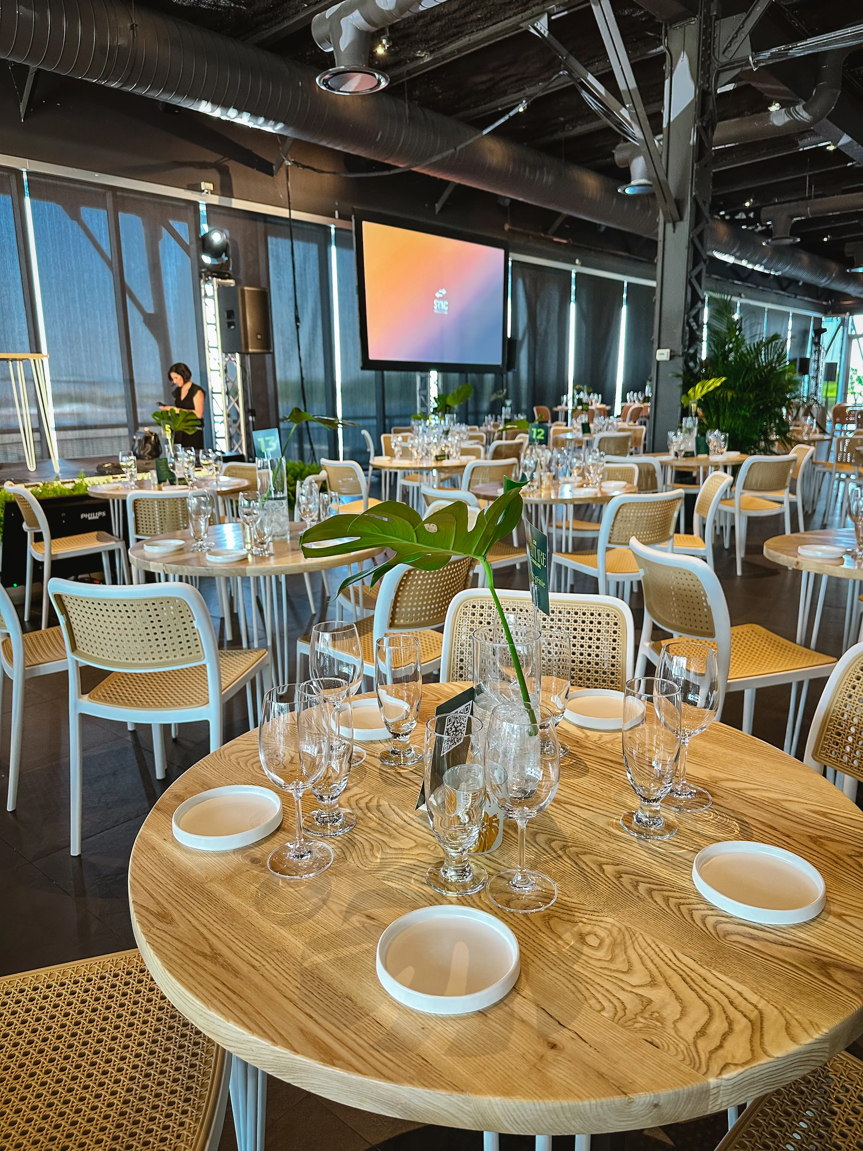 Oslo - Round Bistro table - 36'' Dia x 30'' H - White & Natural wood used in the inspiration Cs Belvédère Img 1933 EN