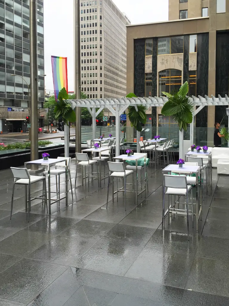 Telus   Pergola, Tables Cocktails Tonic Blanches, Tabourets Broadway