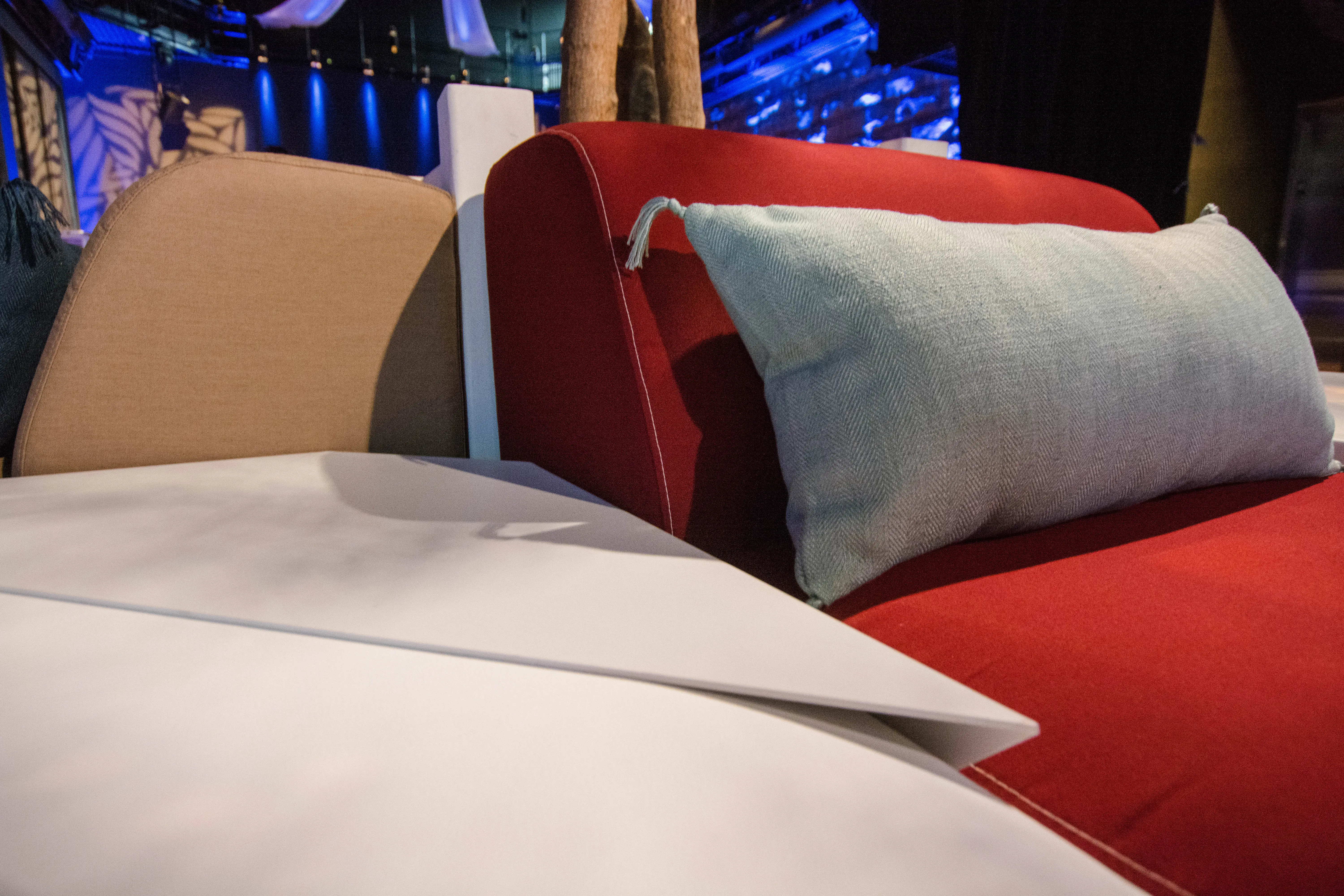 Coussin tissé - Gris utilisé dans le cadre de la réalisation Fidji Bourgogne Coussin Bleu