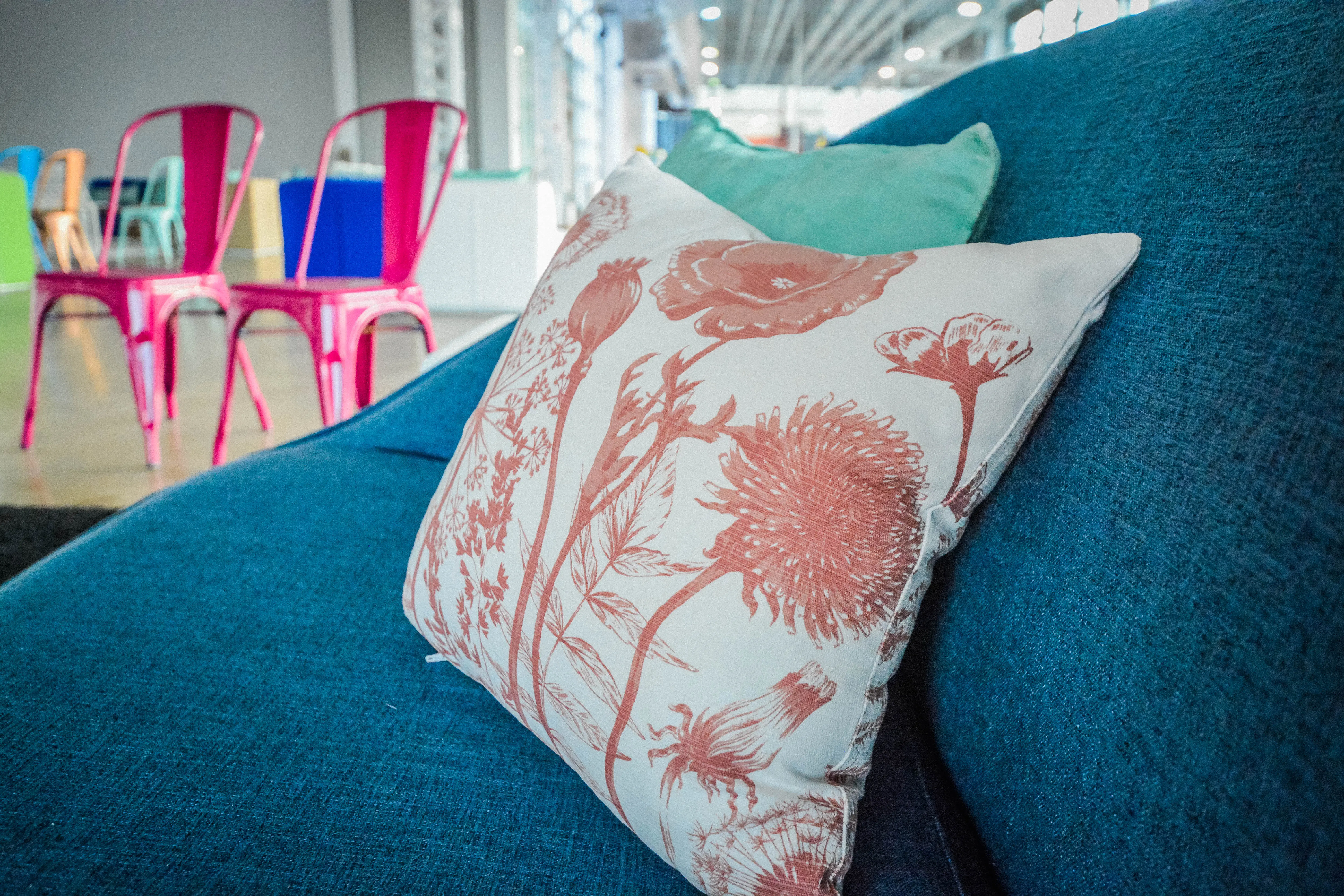Cushion flower design - 16" L x 16" H - Pink used in the inspiration Pub Sofa Malibu Coussin