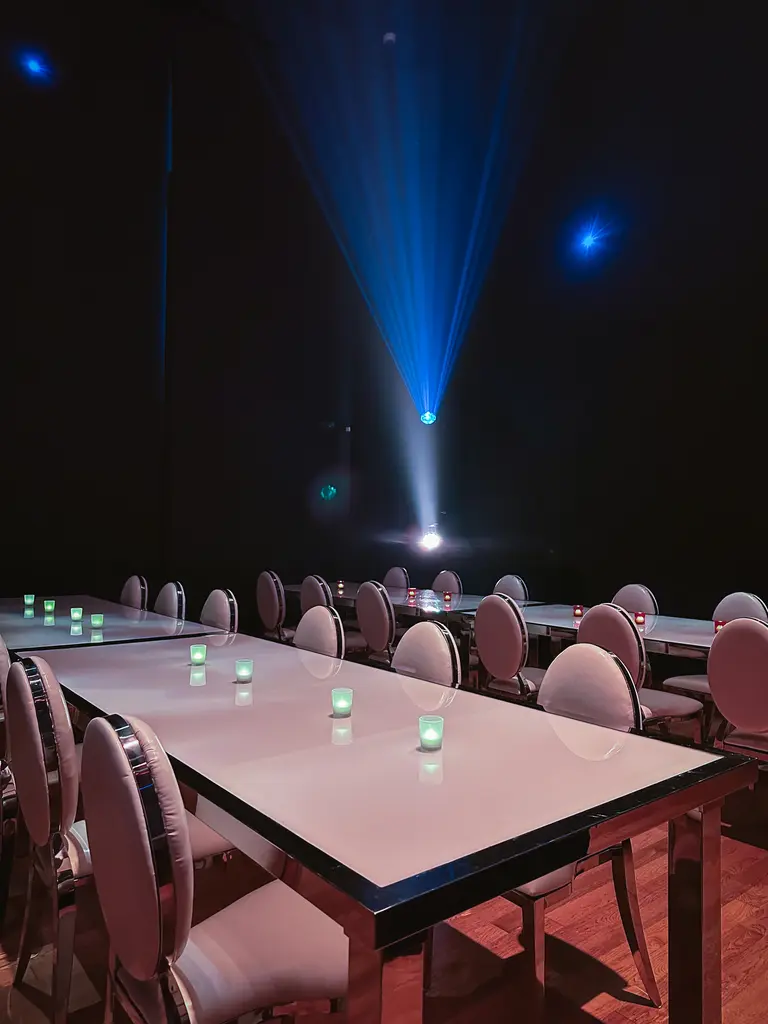 Cirque Eloize Florence Eclipse EN