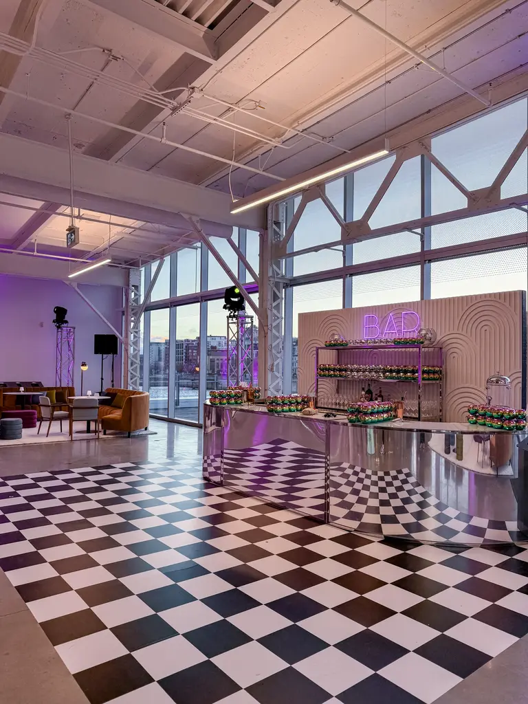 Grand Quai   Pavillon Bar Miroir Monaco FR