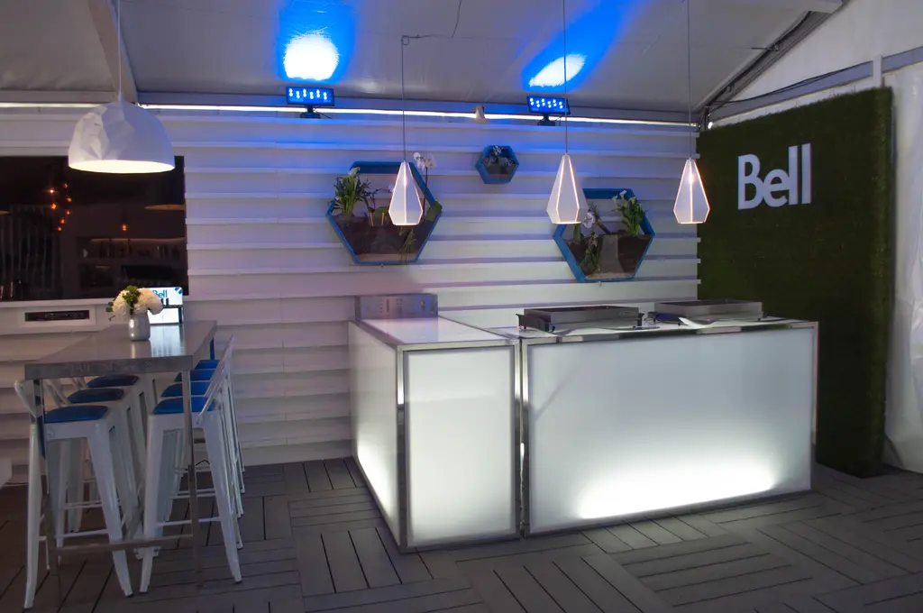 Bar Manhattan Blanc Mur Gazon