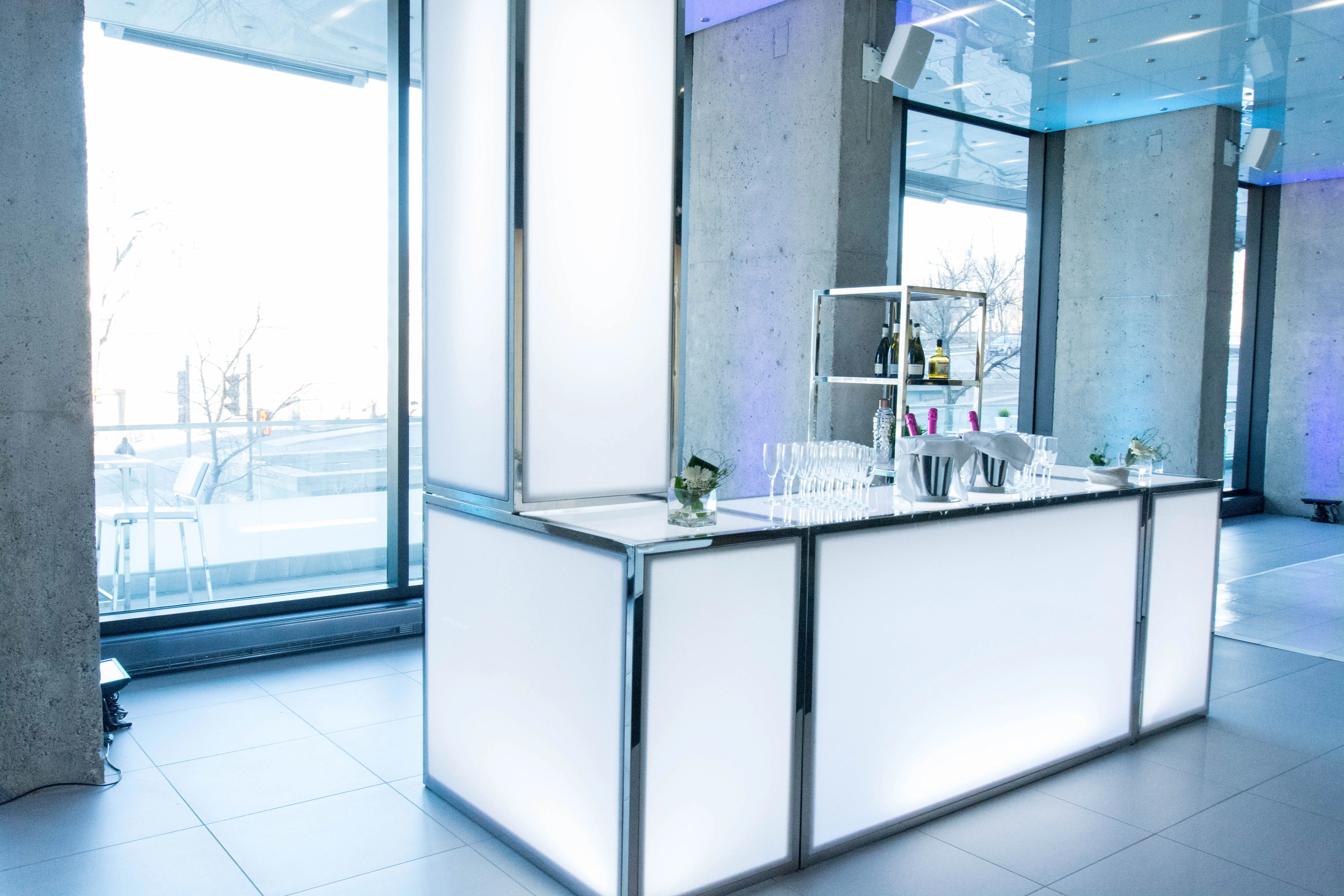 Manhattan bar 6' - Blanc utilisé dans le cadre de la réalisation Bar Reception Blanc Stainless