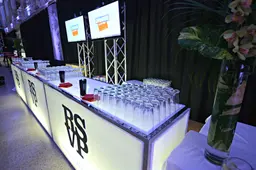 Manhattan bar - 6' - White used in the inspiration Bar Manhattan Logo