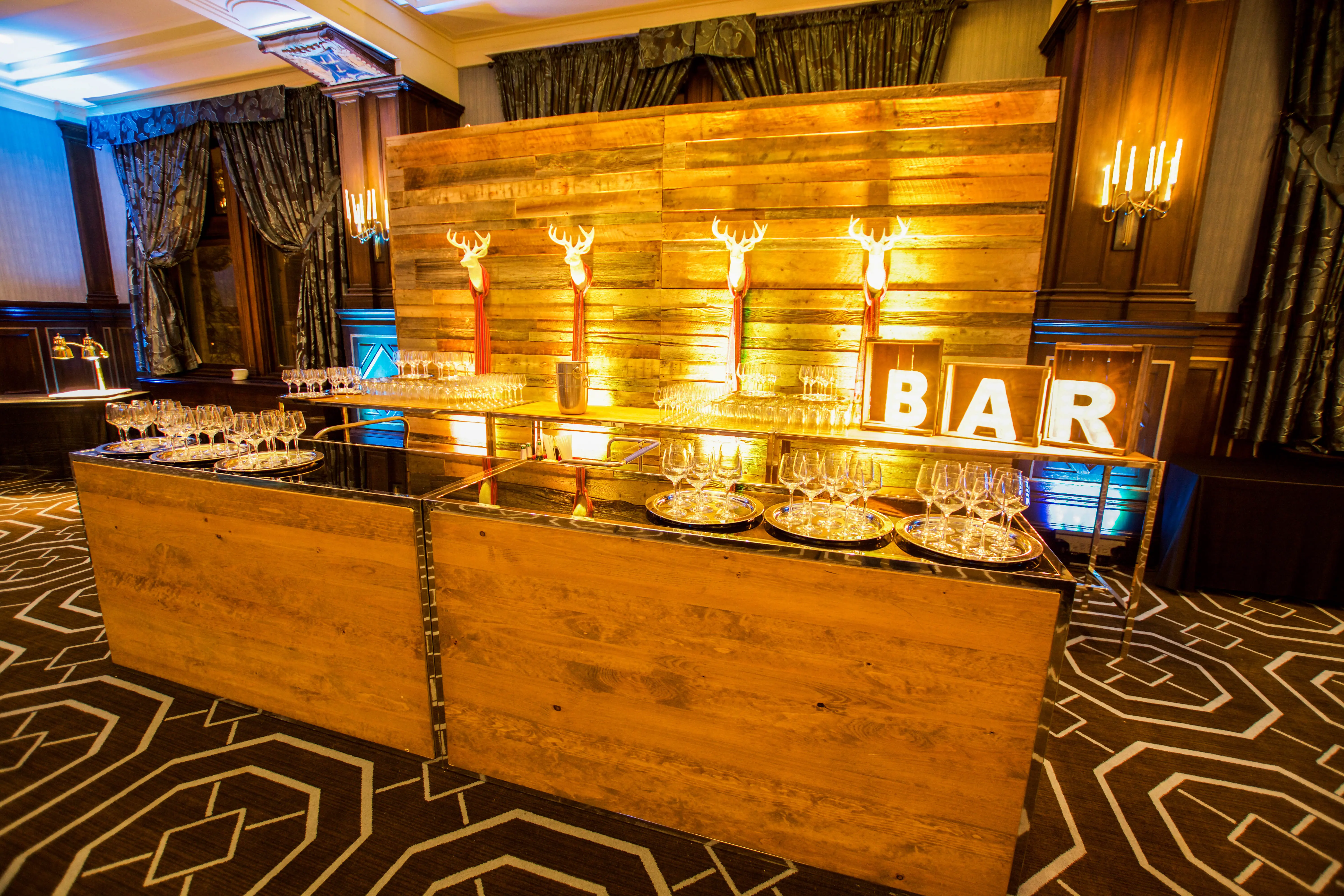 Enseigne B-A-R - Métal rouillé utilisé dans le cadre de la réalisation Mur Bar Bois Chevreuil Blanc2
