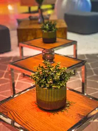 Piccolo table d'appoint - Fermé - Bois brun utilisé dans le cadre de la réalisation Piccolo Aria