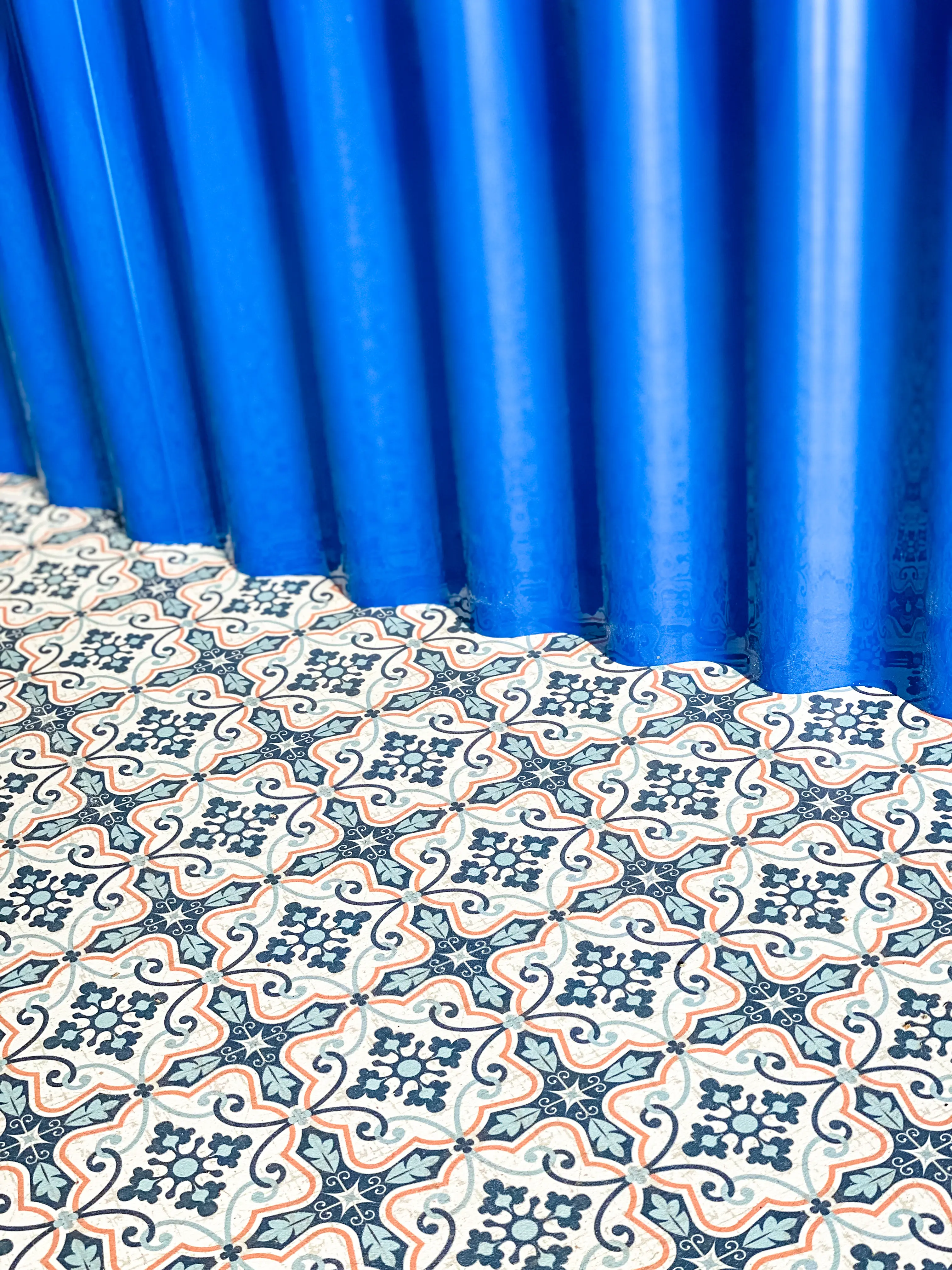 Amnita floor 10' L x 10' W - Blue & White used in the inspiration Autres Prélart Amnita Bar Ondulé Custom Bleu EN