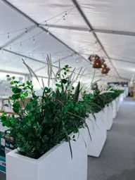 Jardinière - 38" L x 30" H - Blanc utilisé dans le cadre de la réalisation Feq 2024   Salon 007 FR