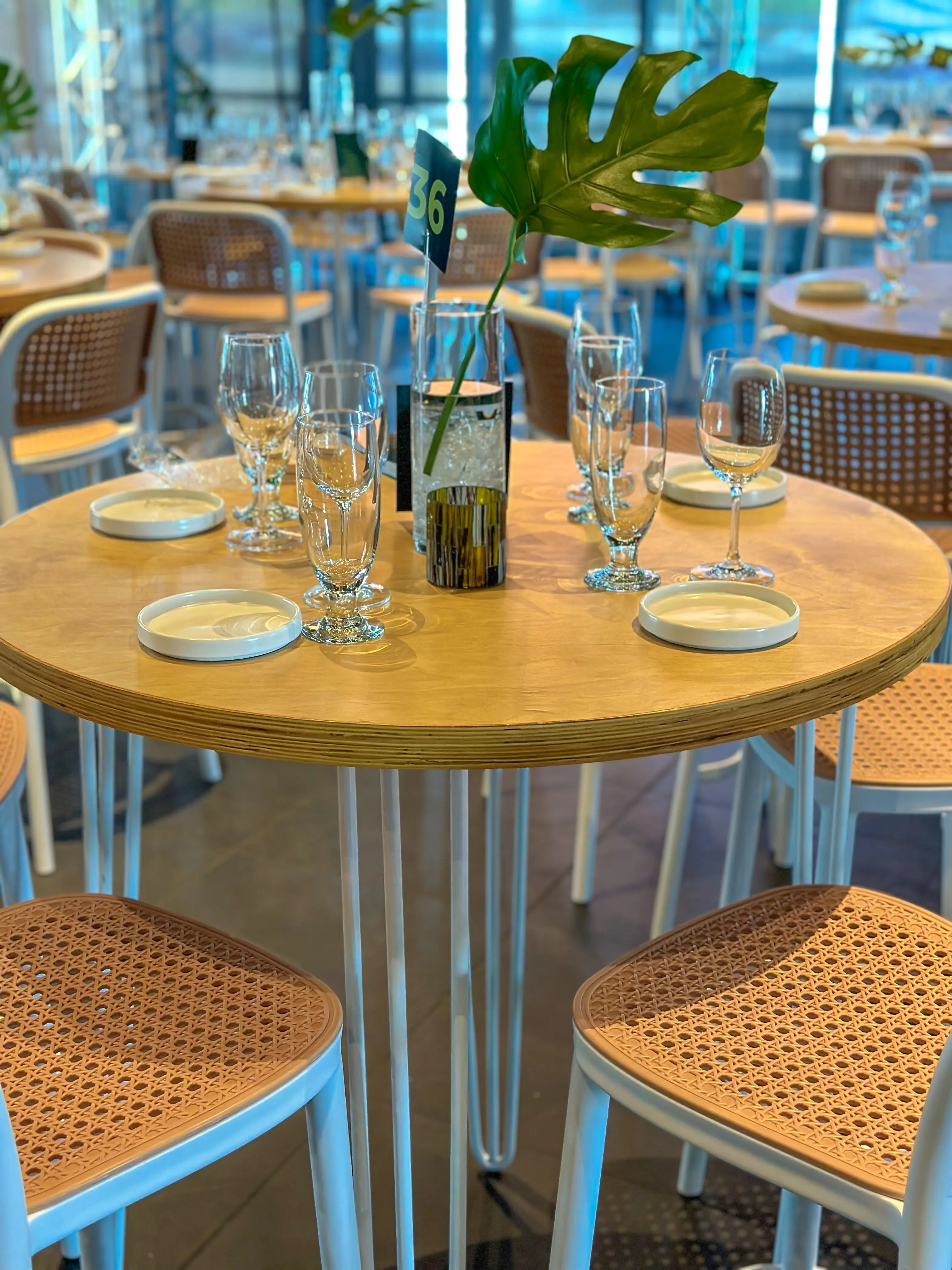 Oslo - Round Bistro table - 36'' Dia x 40'' H - White & Outdoor used in the inspiration Cs Belvédère Img 1927 EN
