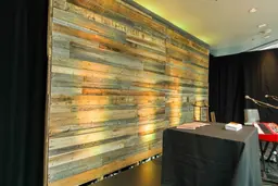 Mur - 4' L x 8' H - Bois de grange utilisé dans le cadre de la réalisation Mur Bois Evenement