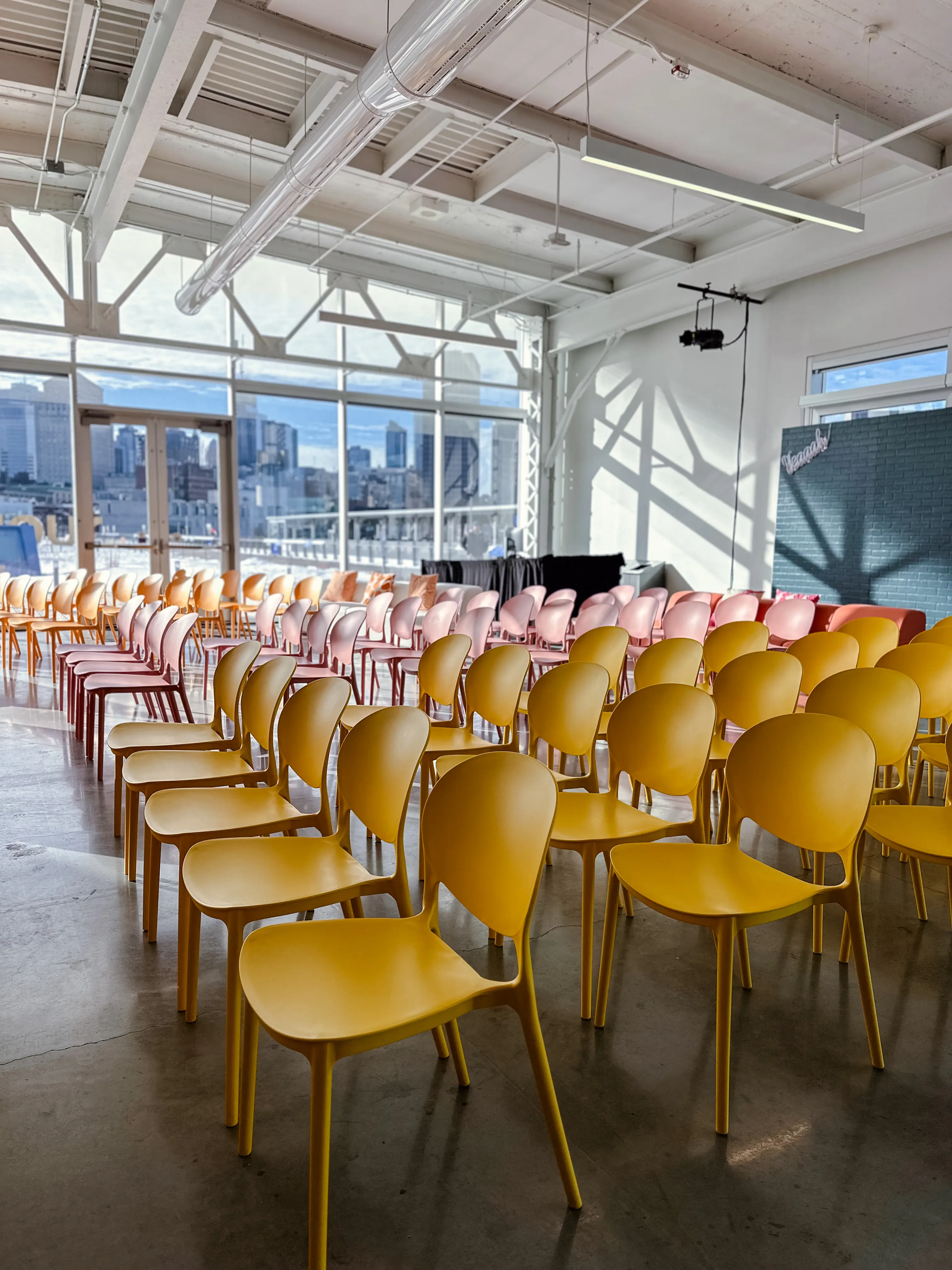 Andy chaise - Jaune utilisé dans le cadre de la réalisation Grand Quai  Pavillon Andy Jaune Rose Orange FR